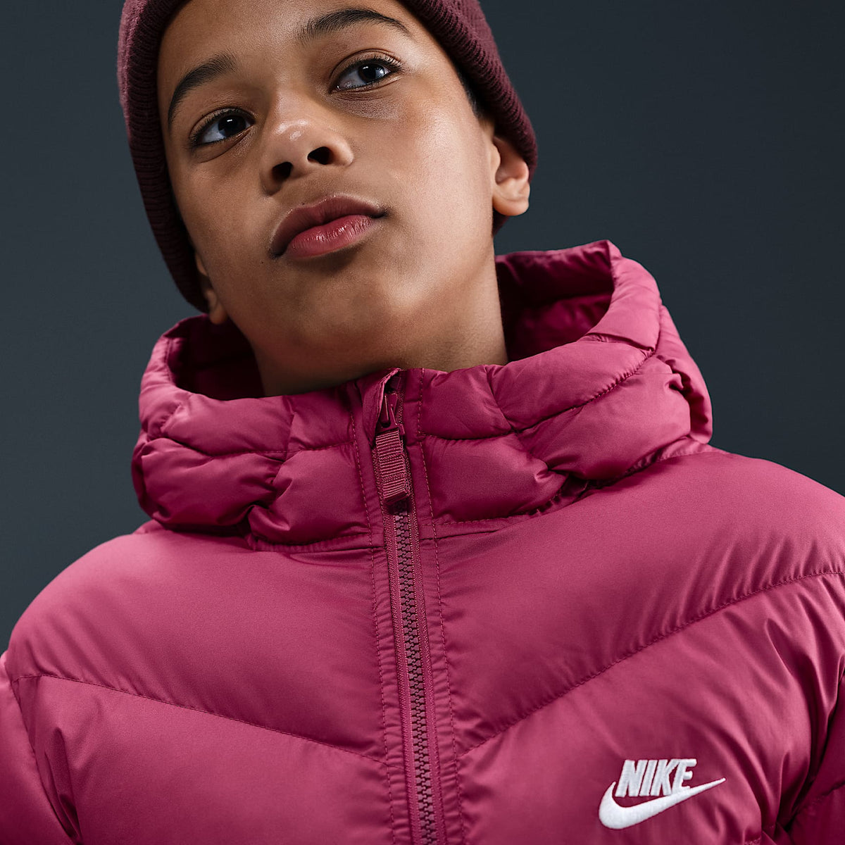 Chamarra acolchada Therma-FIT holgada para niños talla grande Nike Sportswear All Day Play – Remolacha dulce/Blanco – vista 3