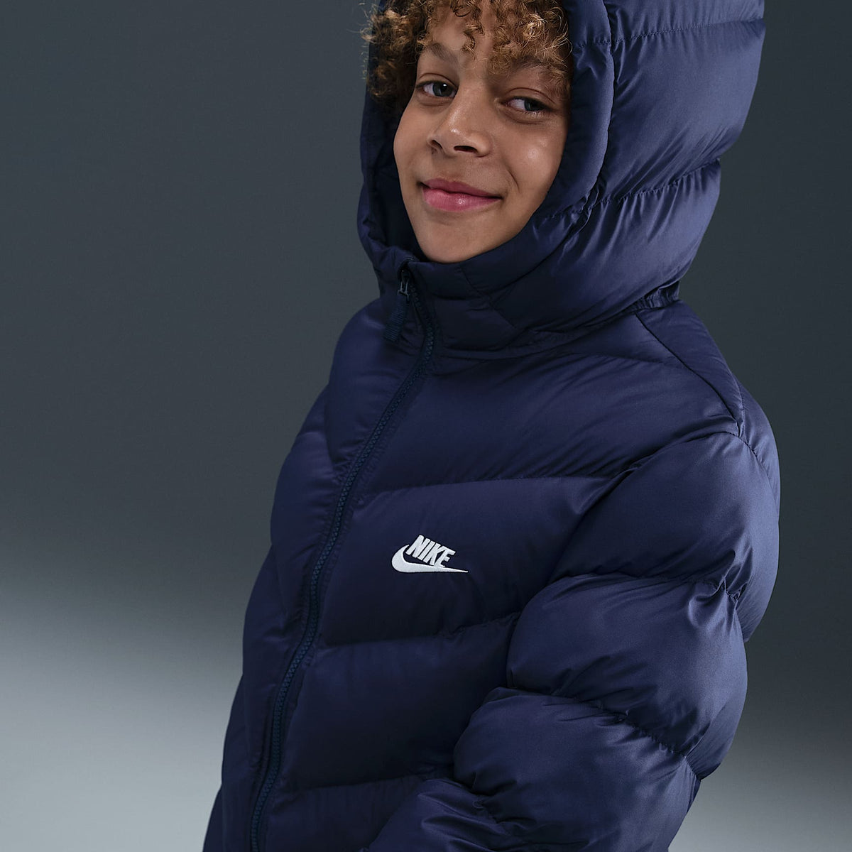 Chamarra acolchada Therma-FIT holgada para niños talla grande Nike Sportswear All Day Play – Azul marino medianoche/Blanco – vista 3