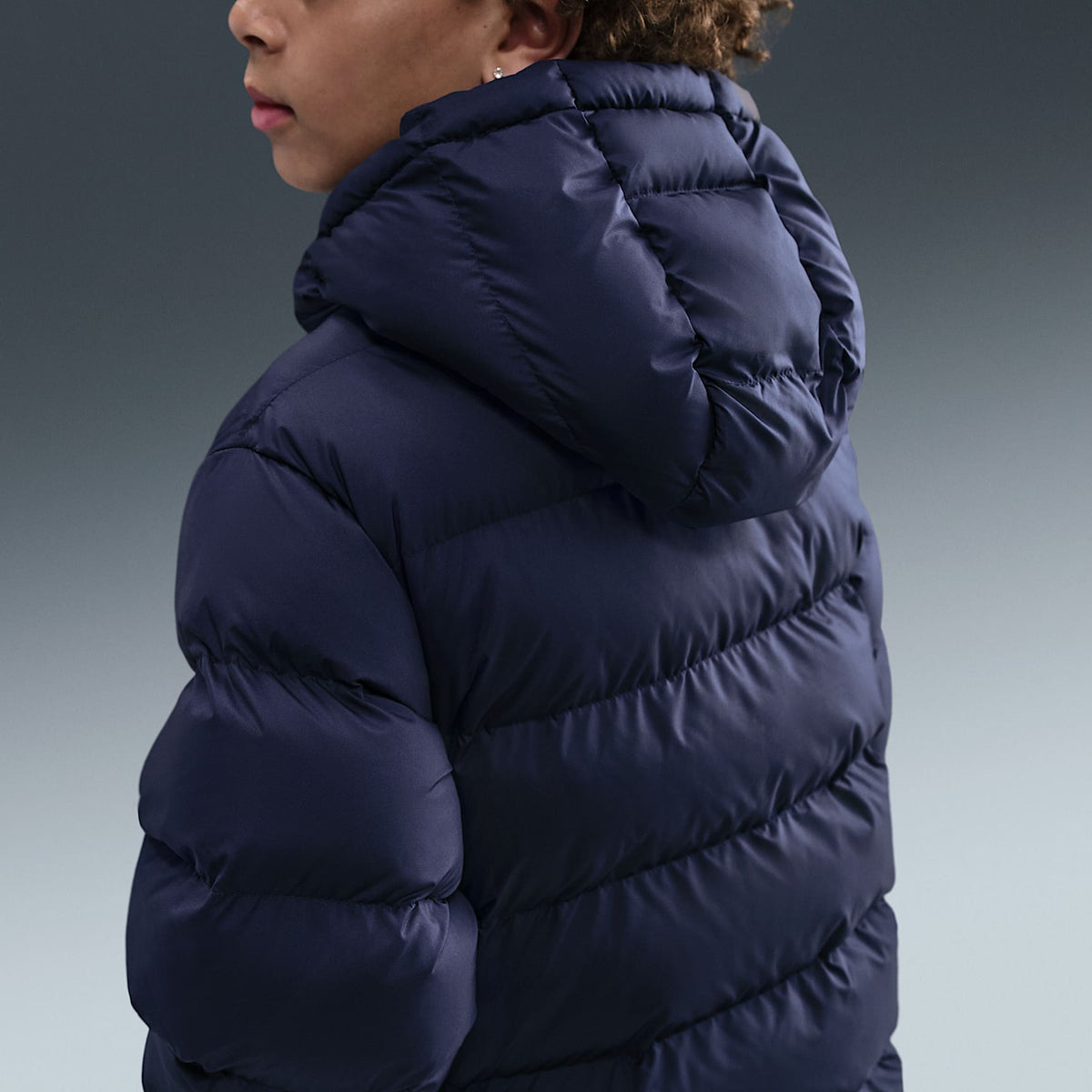 Chamarra acolchada Therma-FIT holgada para niños talla grande Nike Sportswear All Day Play – Azul marino medianoche/Blanco – vista 5