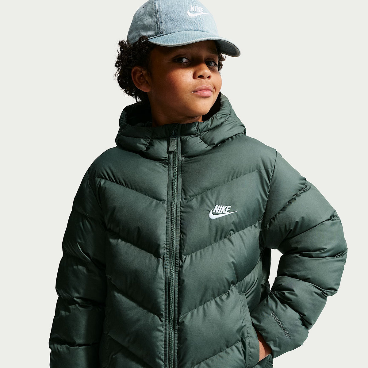 Chamarra acolchada Therma-FIT holgada para niños talla grande Nike Sportswear All Day Play – Verde camuflaje/Blanco – vista 3
