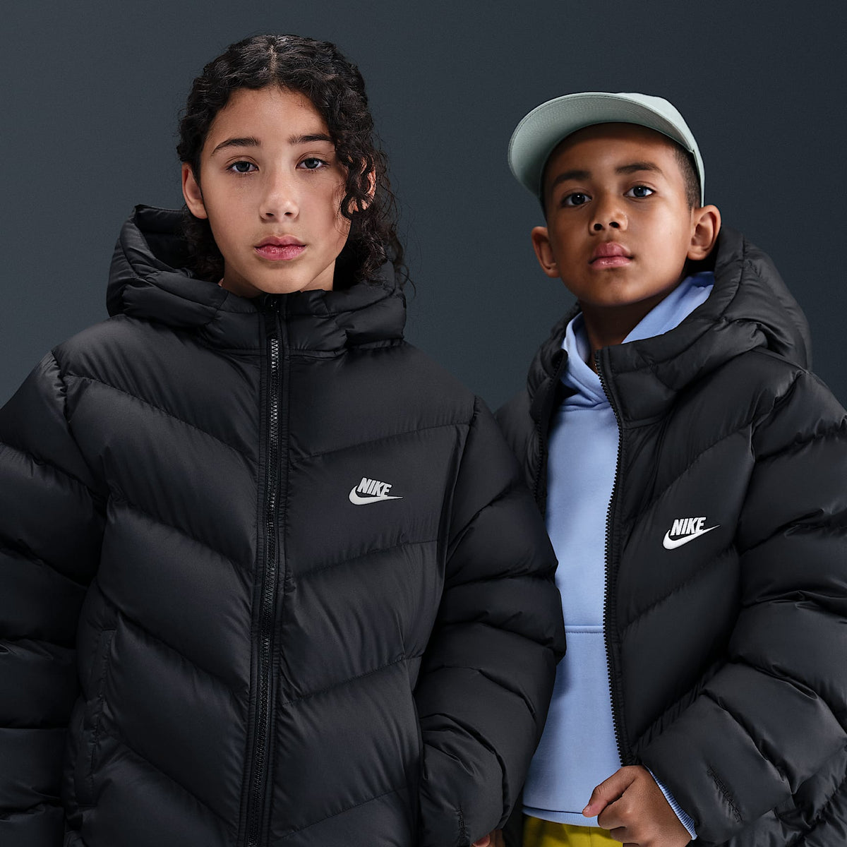 Chamarra acolchada Therma-FIT holgada para niños talla grande Nike Sportswear All Day Play – Negro/Blanco – vista 1