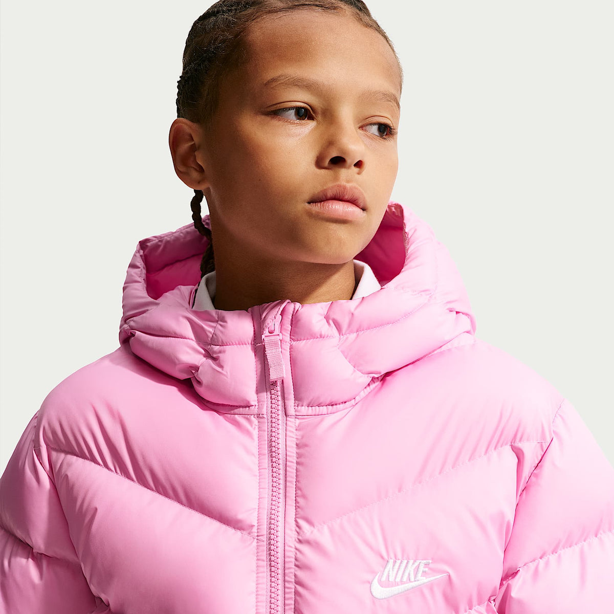 Chamarra acolchada Therma-FIT holgada para niños talla grande Nike Sportswear All Day Play – Rosa amanecer/Blanco – vista 3