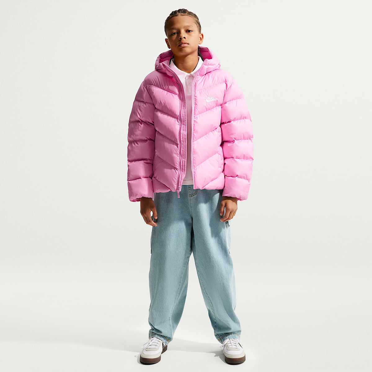 Chamarra acolchada Therma-FIT holgada para niños talla grande Nike Sportswear All Day Play – Rosa amanecer/Blanco – vista 7