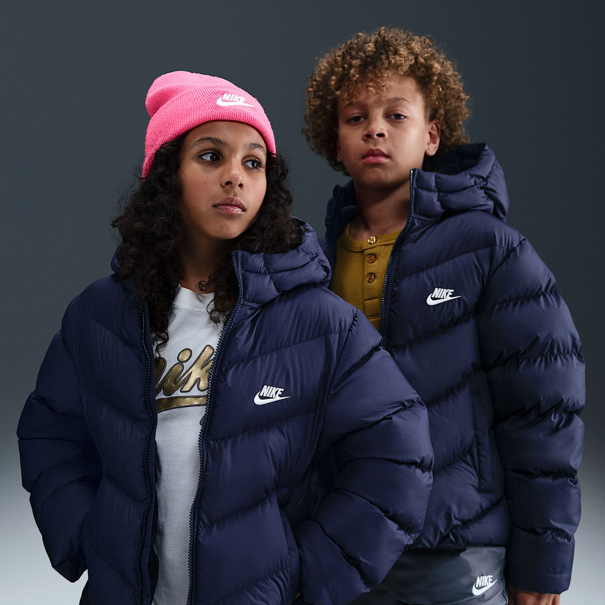 Chamarra acolchada Therma-FIT holgada para niños talla grande Nike Sportswear All Day Play – Azul marino medianoche/Blanco – vista 1