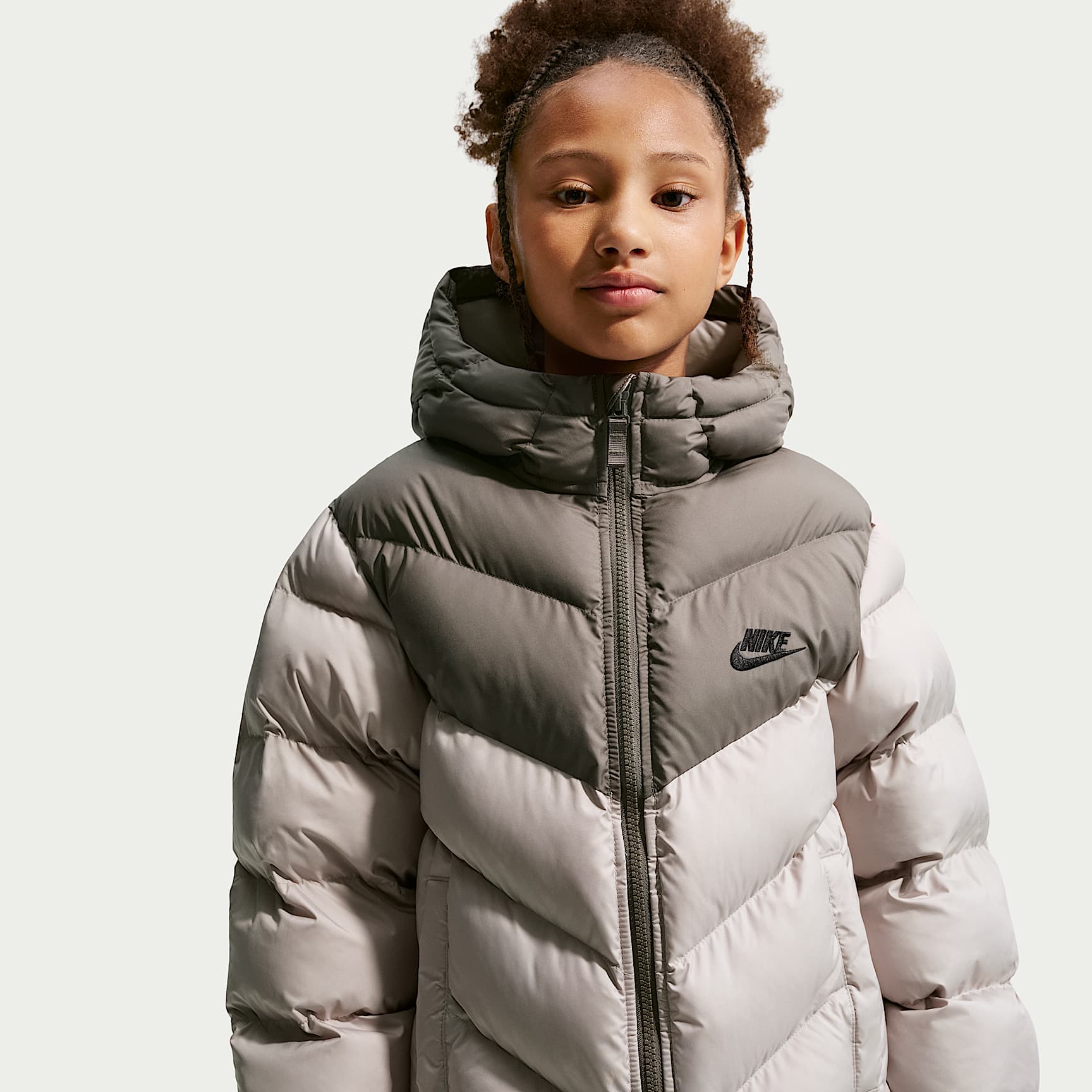 Chamarra acolchada Therma-FIT holgada para niños talla grande Nike Sportswear All Day Play – Gris partícula/Cueva/Negro – vista 2