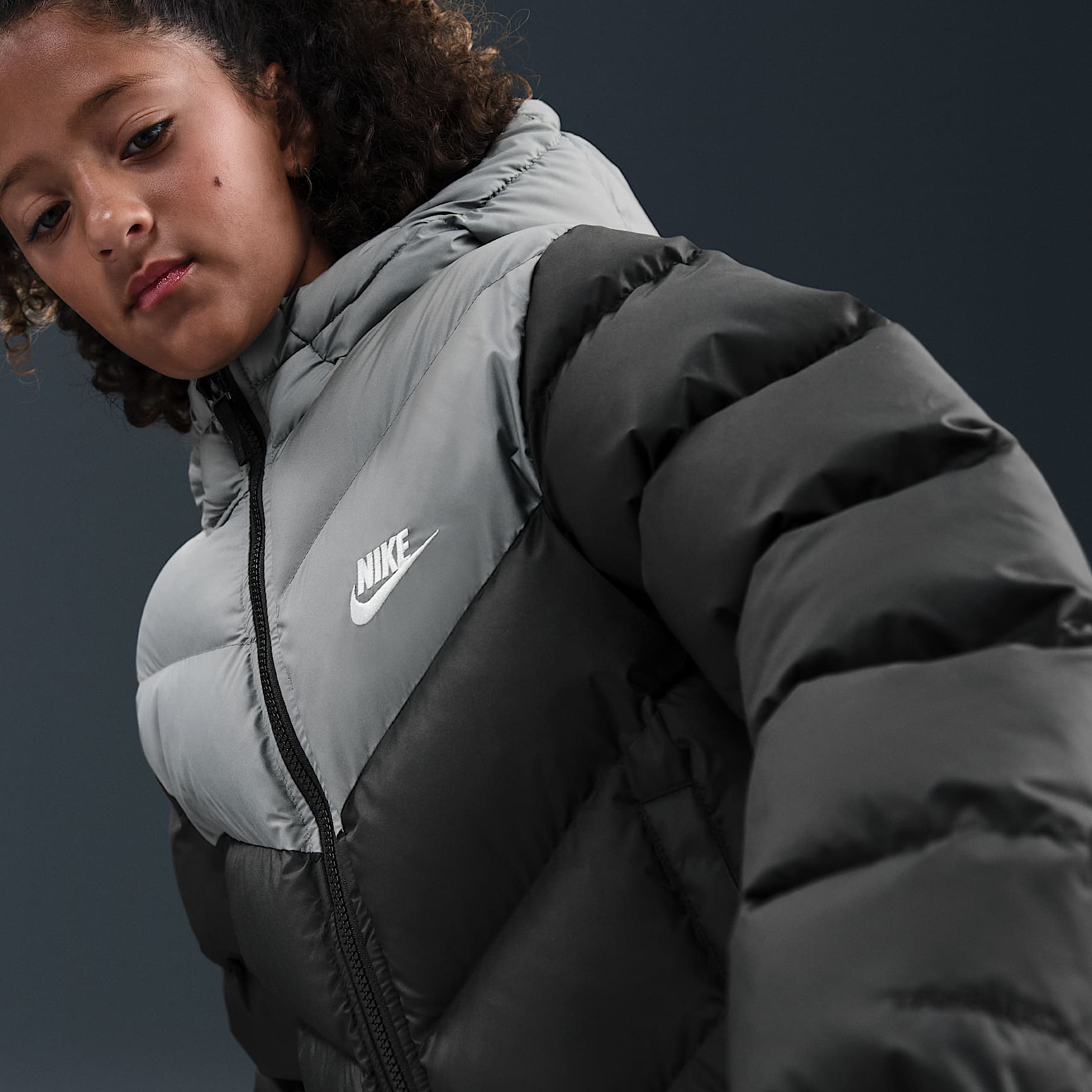 Chamarra acolchada Therma-FIT holgada para niños talla grande Nike Sportswear All Day Play – Negro/Gris humo/Blanco – vista 2