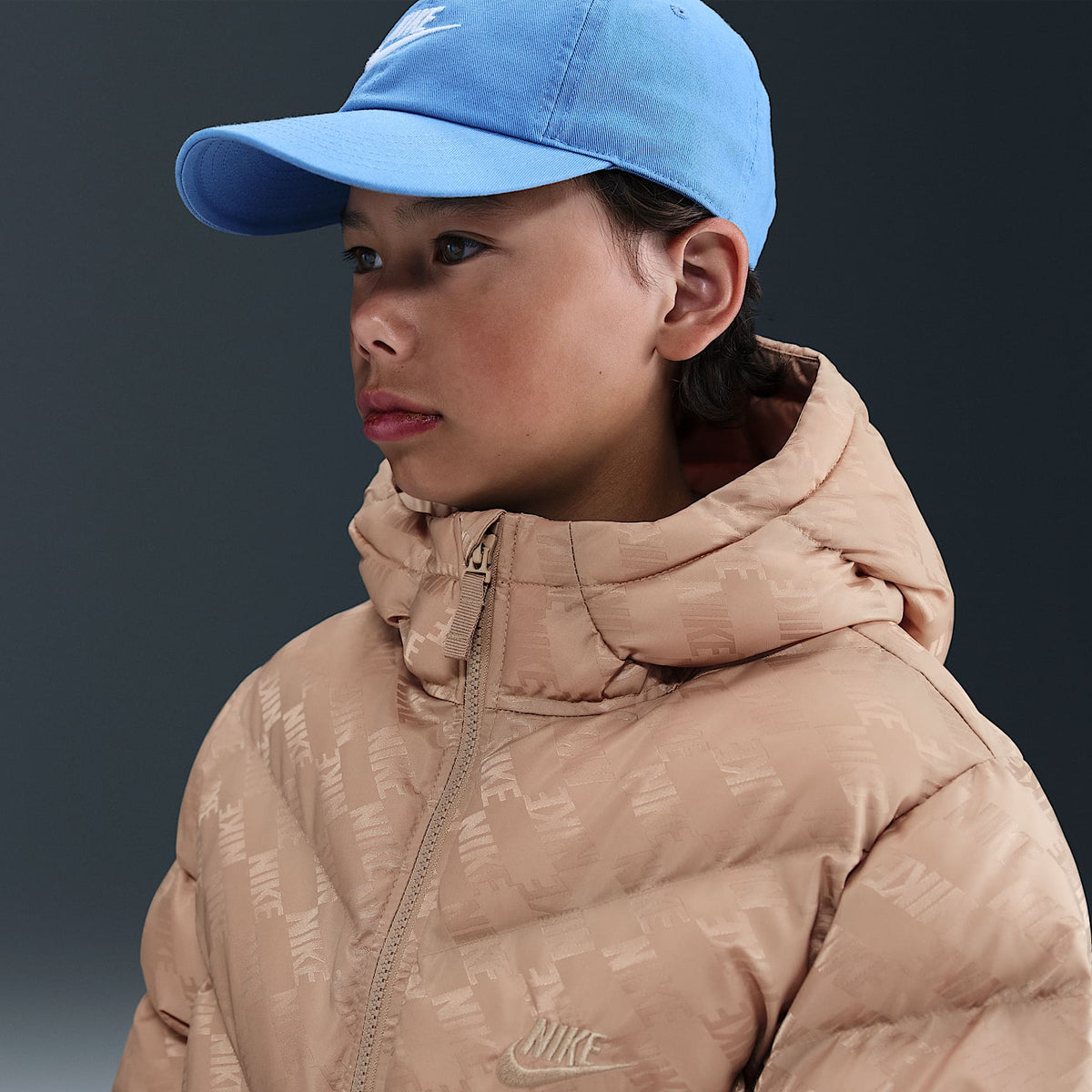 Chamarra acolchada Therma-FIT holgada para niños talla grande Nike Sportswear All Day Play – Cáñamo/Cáñamo – vista 3