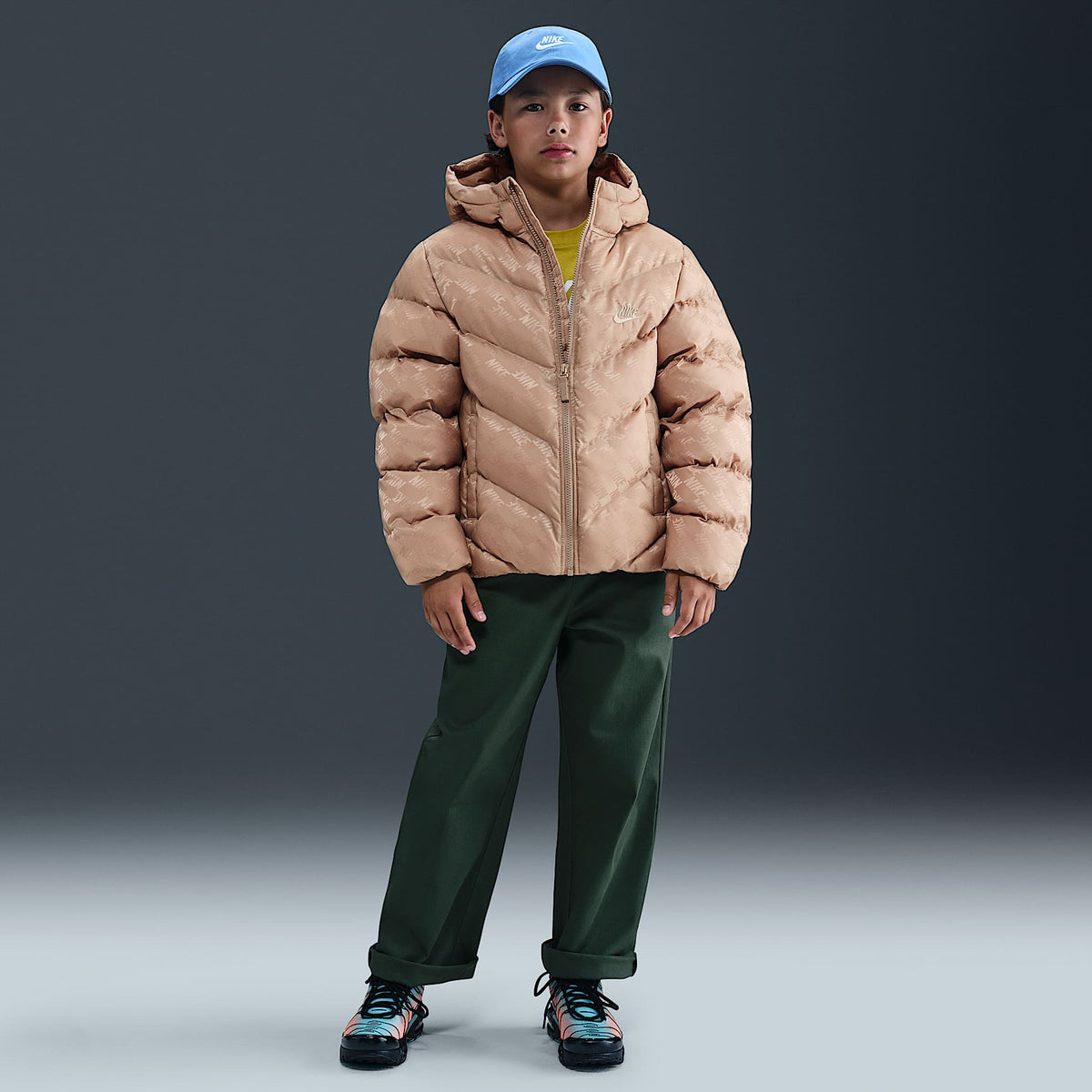 Chamarra acolchada Therma-FIT holgada para niños talla grande Nike Sportswear All Day Play – Cáñamo/Cáñamo – vista 7