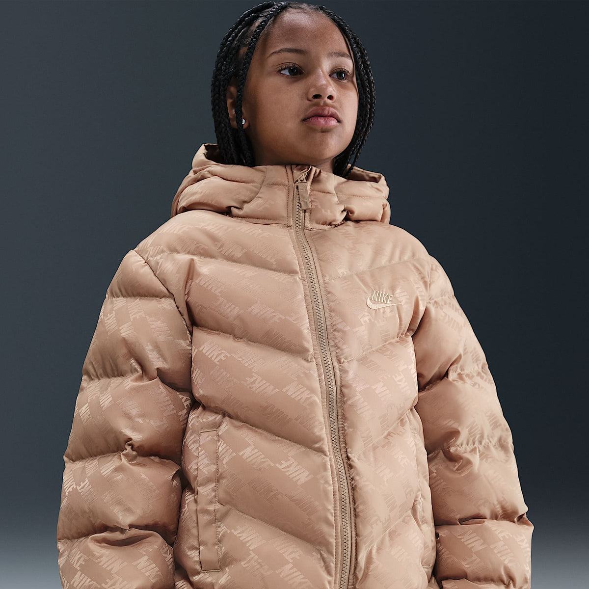 Chamarra acolchada Therma-FIT holgada para niños talla grande Nike Sportswear All Day Play – Cáñamo/Cáñamo – vista 2
