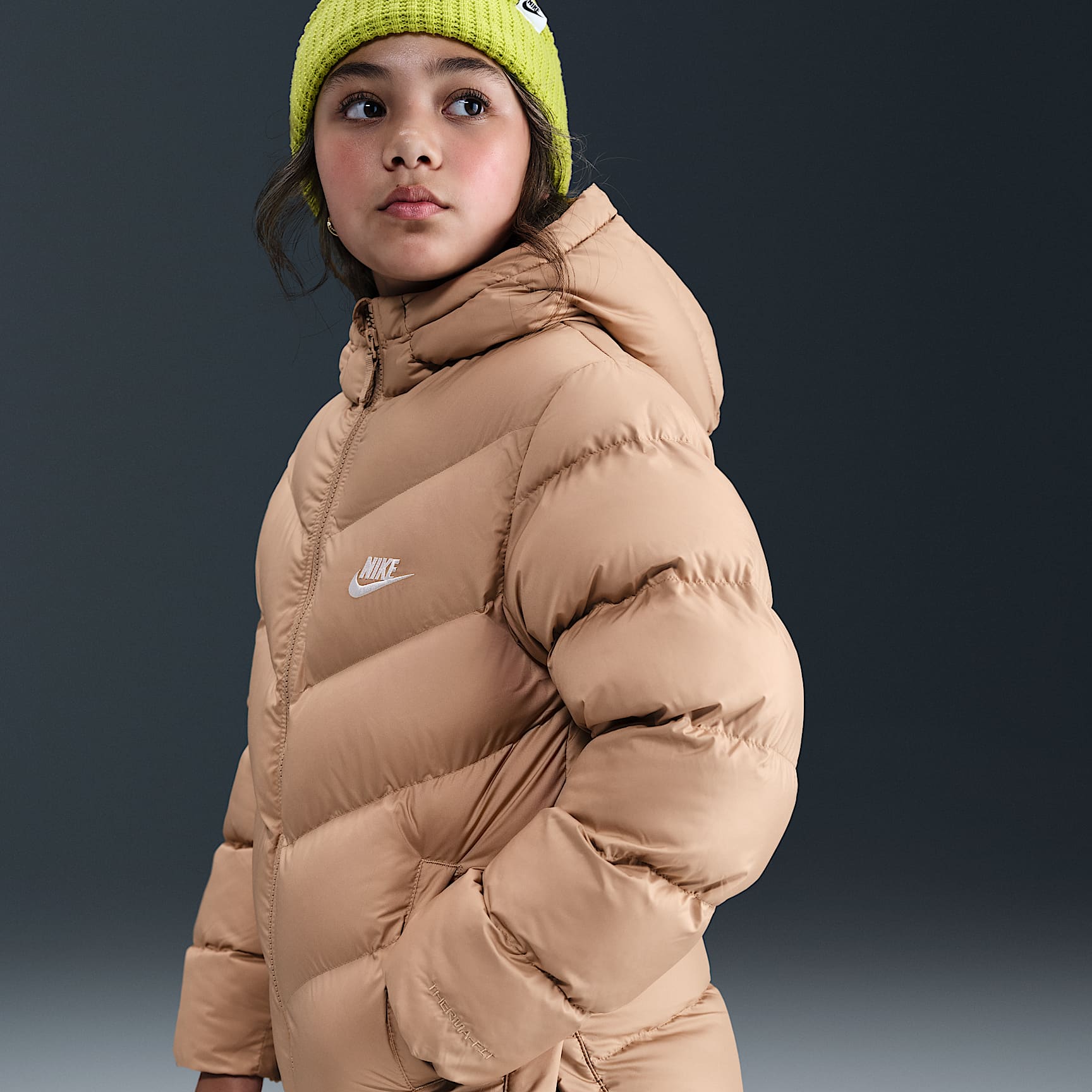 Chamarra acolchada Therma-FIT de ajuste holgado de largo medio para niños talla grande Nike Sportswear All Day Play – Cáñamo/Blanco – vista 2