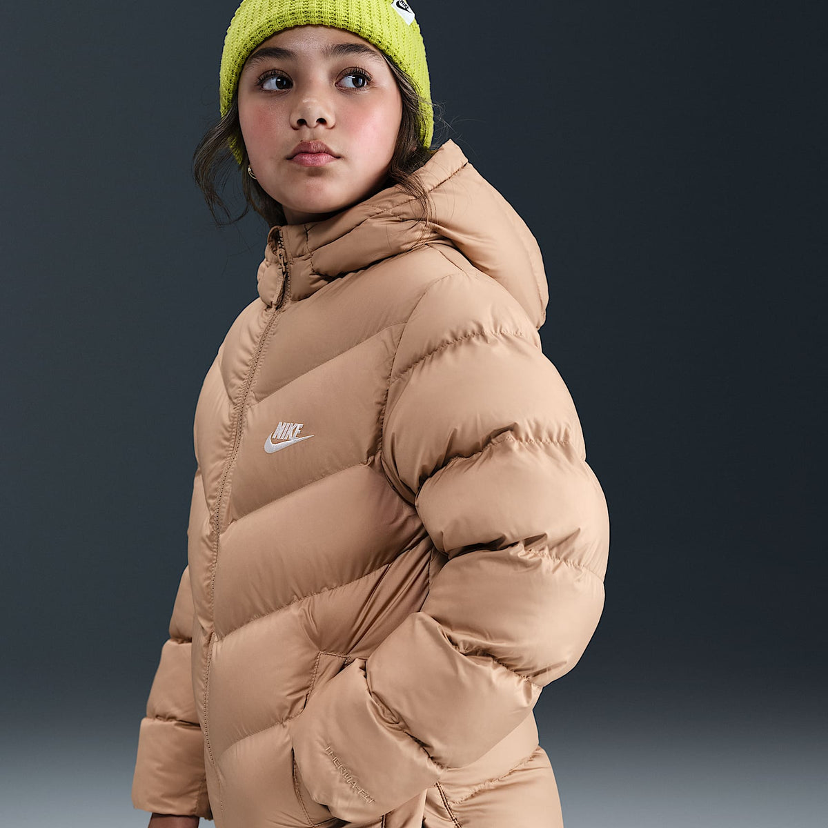 Chamarra acolchada Therma-FIT de ajuste holgado de largo medio para niños talla grande Nike Sportswear All Day Play – Cáñamo/Blanco – vista 2