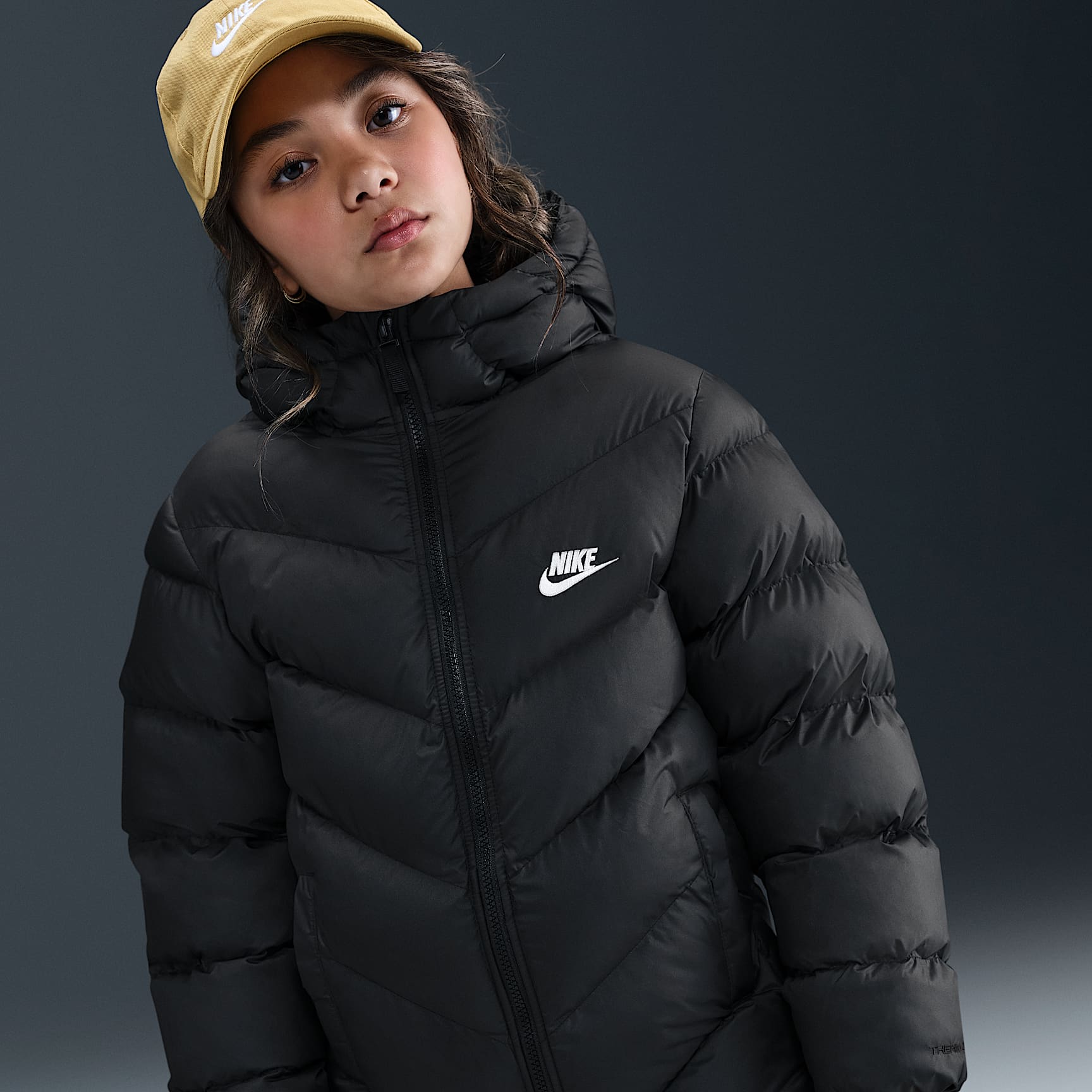 Chamarra acolchada Therma-FIT de ajuste holgado de largo medio para niños talla grande Nike Sportswear All Day Play – Negro/Blanco – vista 2