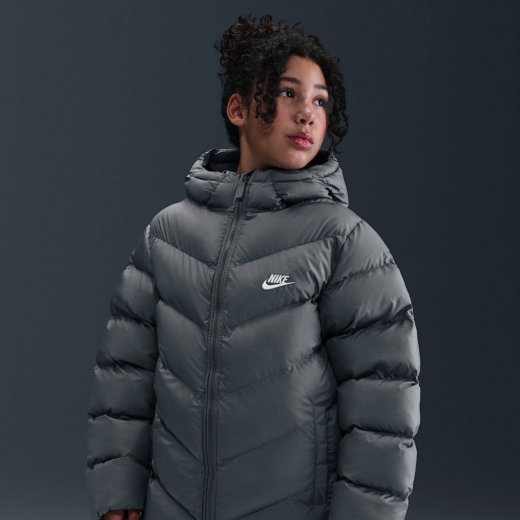 Chamarra acolchada Therma-FIT de ajuste holgado de largo medio para niños talla grande Nike Sportswear All Day Play – Gris humo/Blanco – vista 2