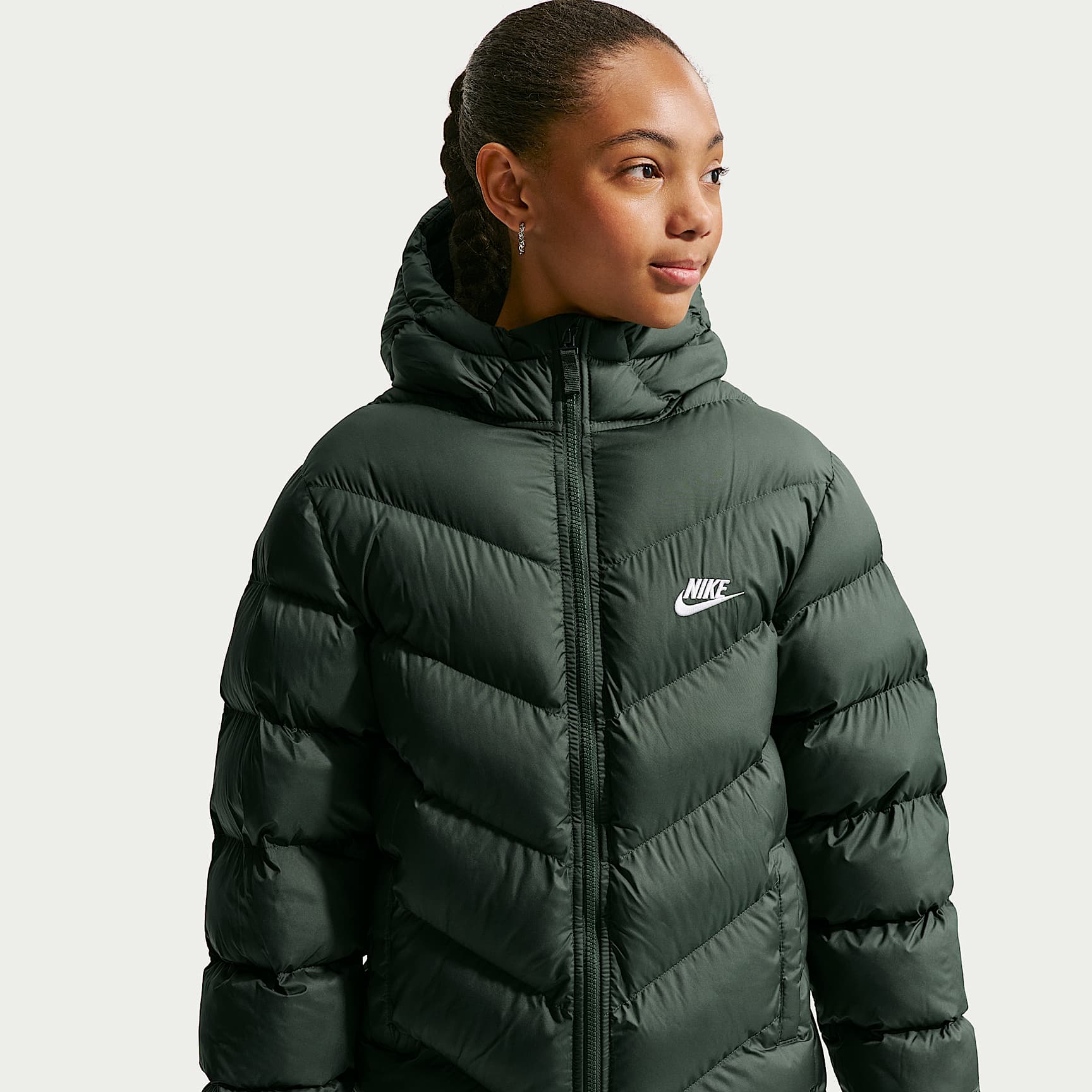 Chamarra acolchada Therma-FIT de ajuste holgado de largo medio para niños talla grande Nike Sportswear All Day Play – Verde camuflaje/Blanco – vista 2