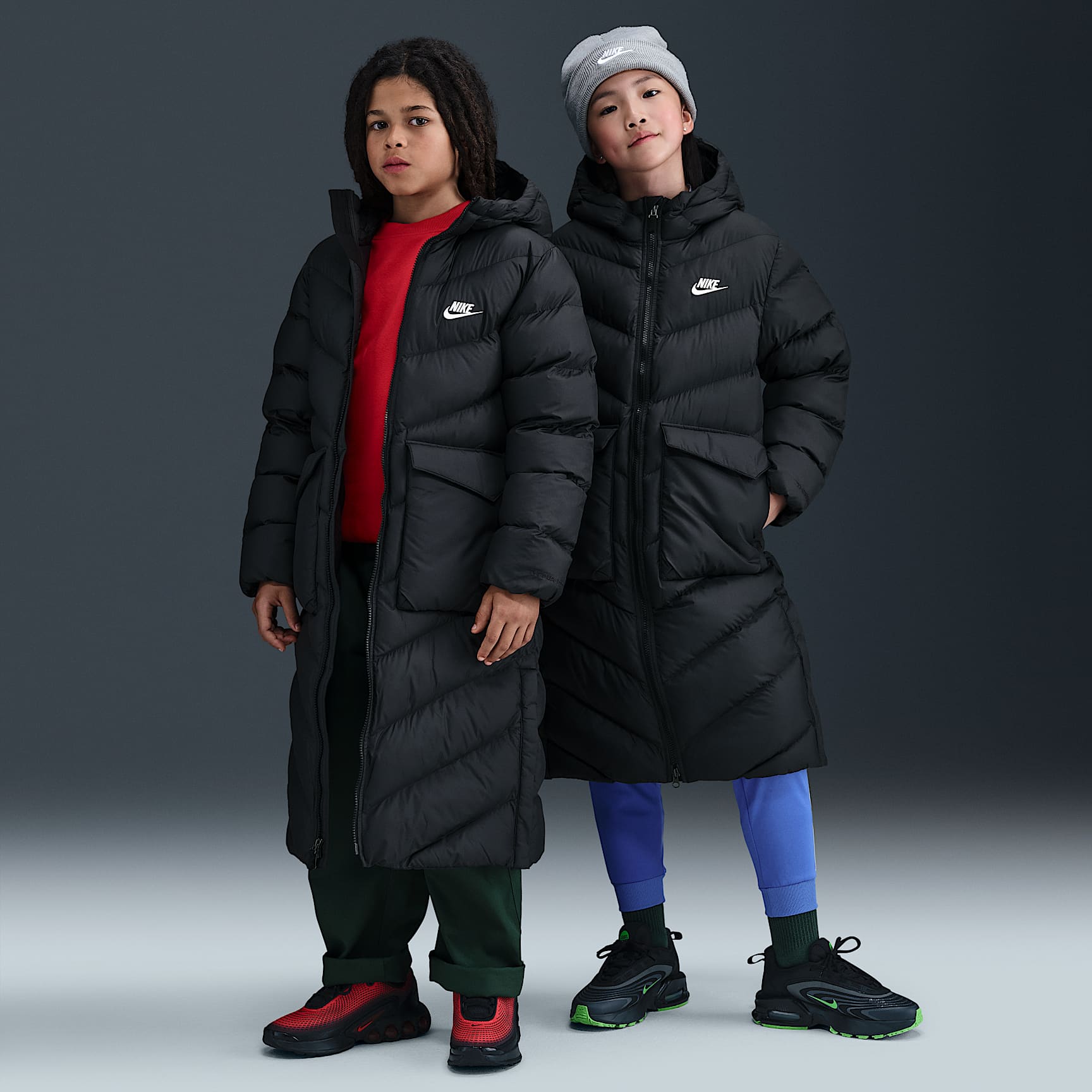 Chamarra acolchada tipo Parka Therma-FIT de ajuste holgado de largo completo para niños talla grande Nike Sportswear All Day Play – Negro/Blanco – vista 1