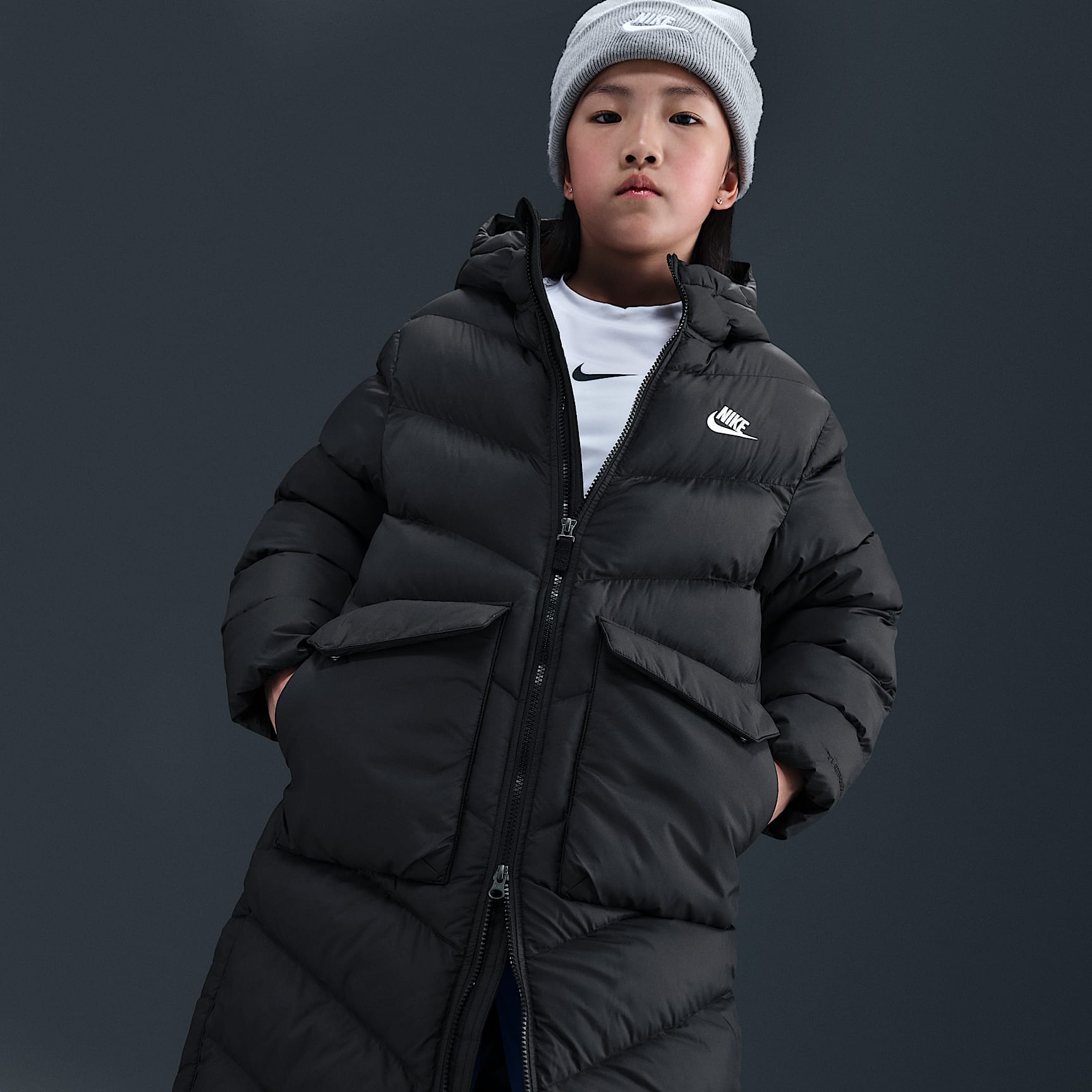 Chamarra acolchada tipo Parka Therma-FIT de ajuste holgado de largo completo para niños talla grande Nike Sportswear All Day Play – Negro/Blanco – vista 2