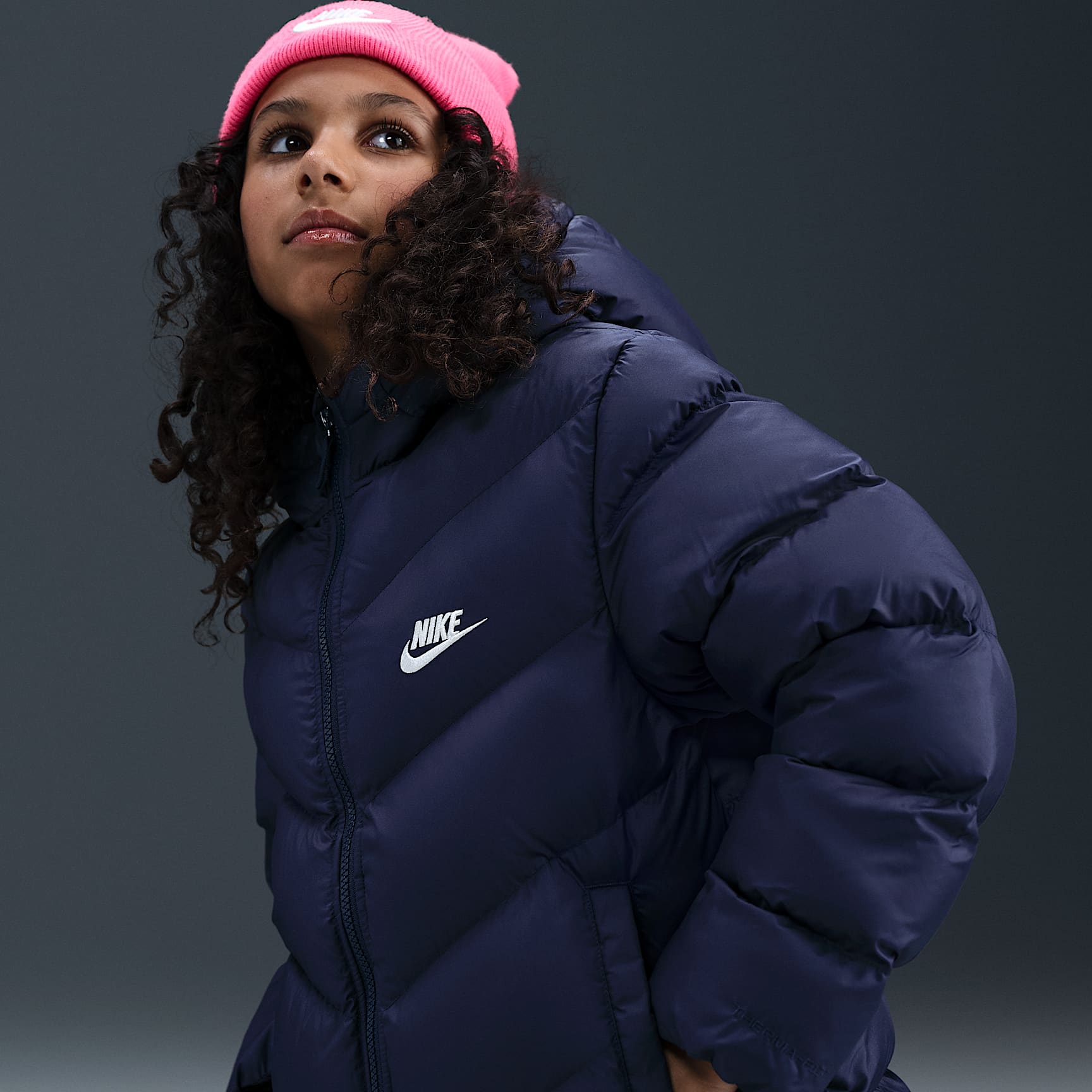 Chamarra acolchada Therma-FIT holgada para niños talla grande Nike Sportswear All Day Play – Azul marino medianoche/Blanco – vista 2