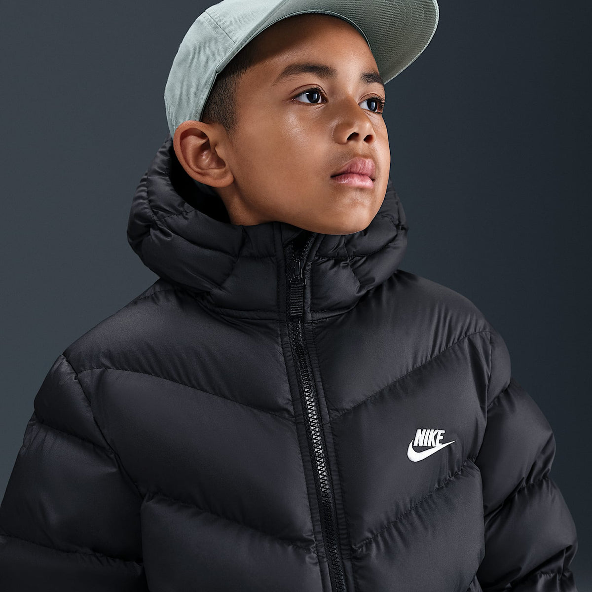 Chamarra acolchada Therma-FIT holgada para niños talla grande Nike Sportswear All Day Play – Negro/Blanco – vista 3