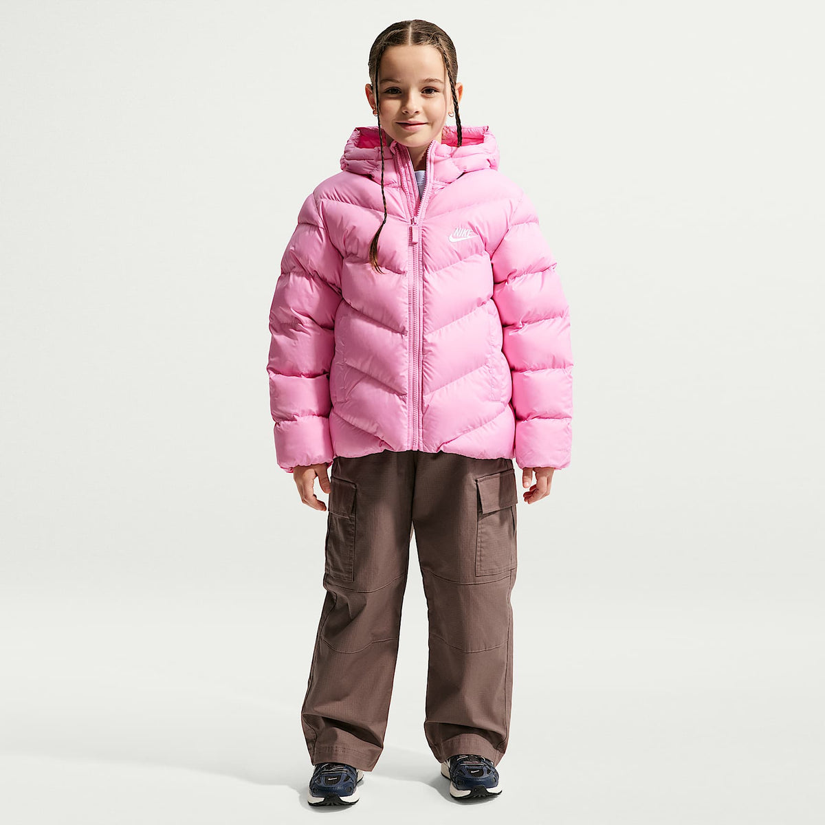 Chamarra acolchada Therma-FIT holgada para niños talla grande Nike Sportswear All Day Play – Rosa amanecer/Blanco – vista 6
