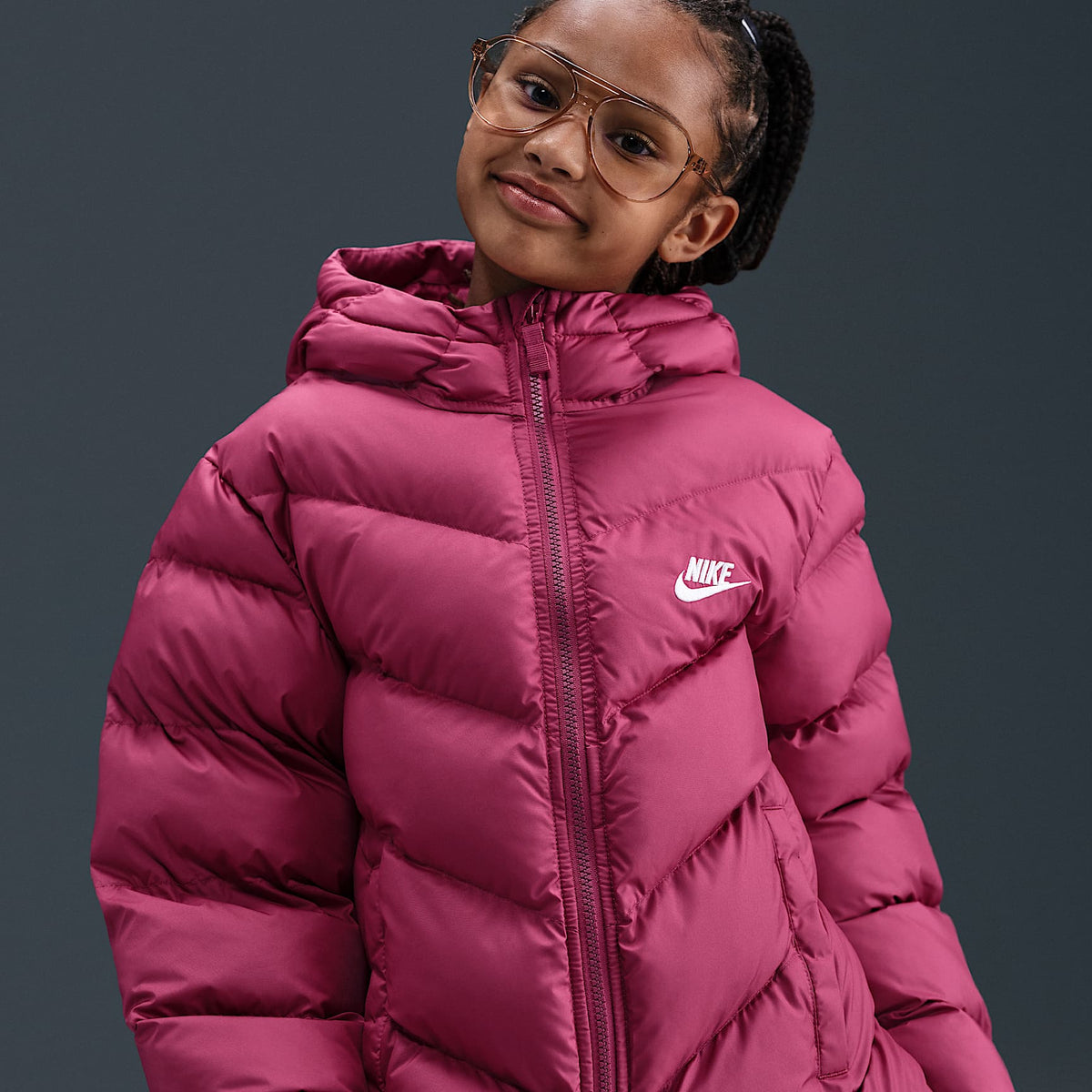 Chamarra acolchada Therma-FIT holgada para niños talla grande Nike Sportswear All Day Play – Remolacha dulce/Blanco – vista 2