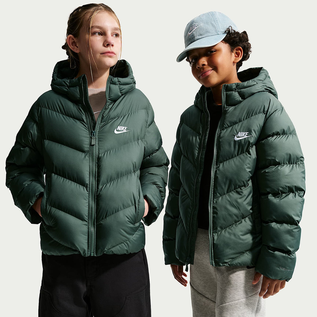 Chamarra acolchada Therma-FIT holgada para niños talla grande Nike Sportswear All Day Play – Verde camuflaje/Blanco – vista 1