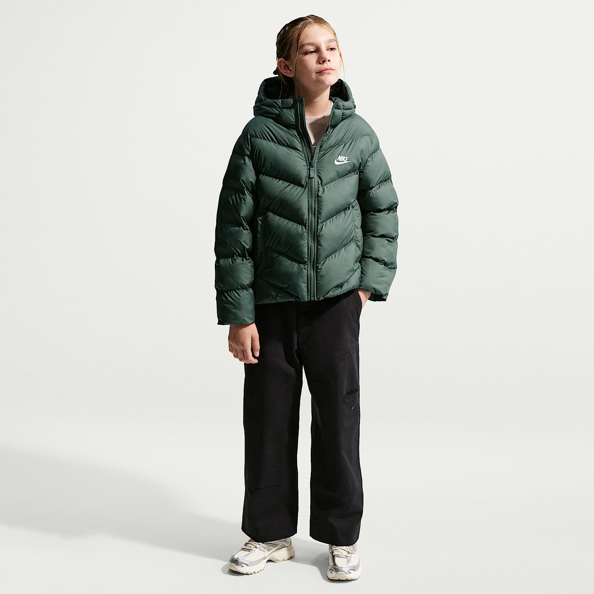 Chamarra acolchada Therma-FIT holgada para niños talla grande Nike Sportswear All Day Play – Verde camuflaje/Blanco – vista 6