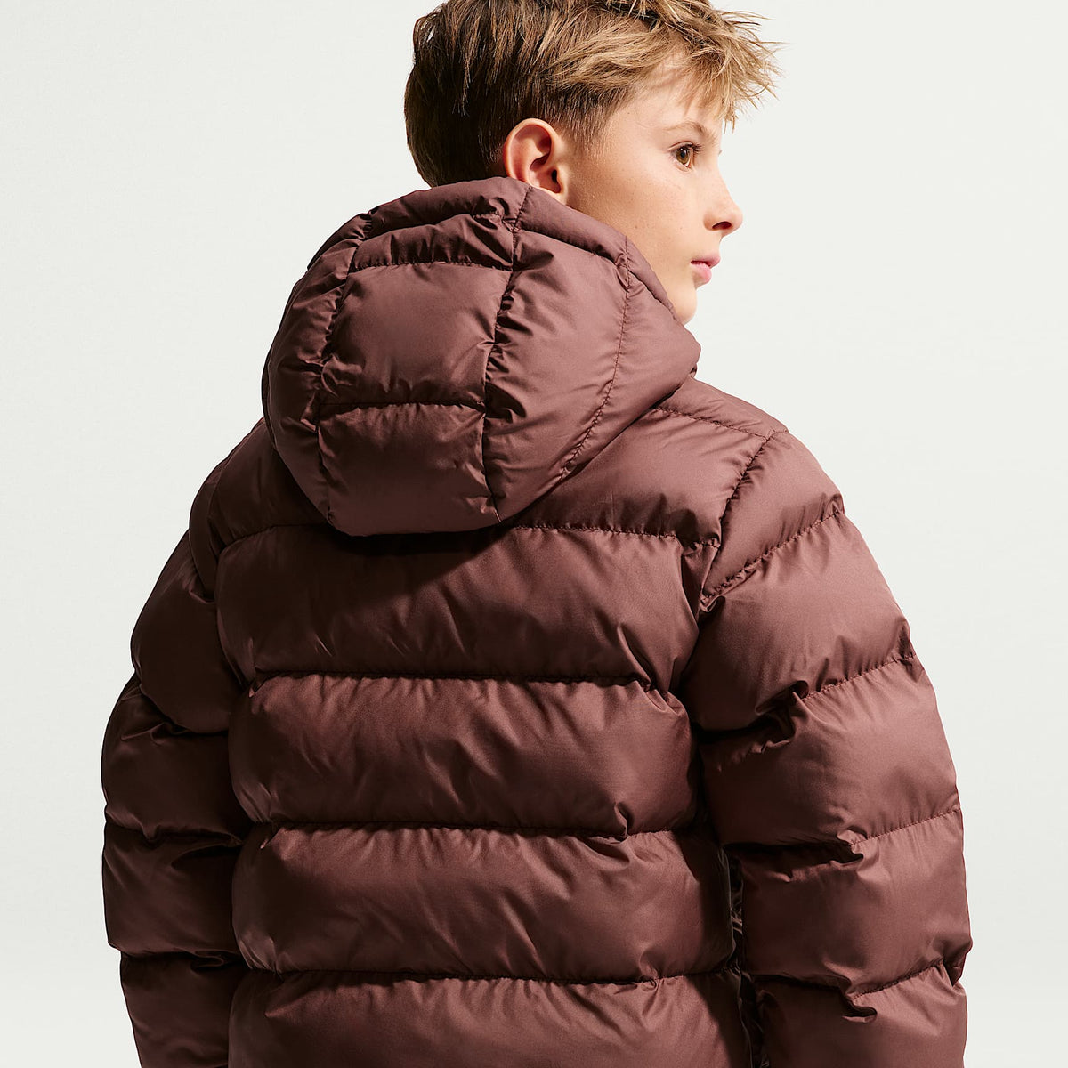 Chamarra acolchada Therma-FIT holgada para niños talla grande Nike Sportswear All Day Play – Dátil místico/Blanco – vista 5