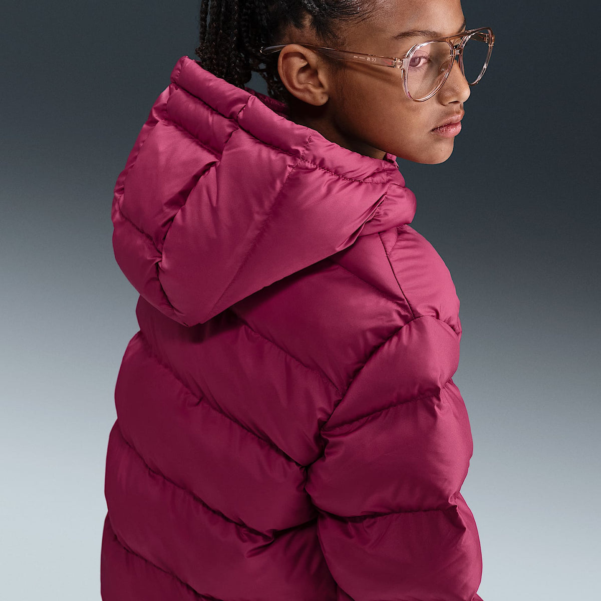 Chamarra acolchada Therma-FIT holgada para niños talla grande Nike Sportswear All Day Play – Remolacha dulce/Blanco – vista 4