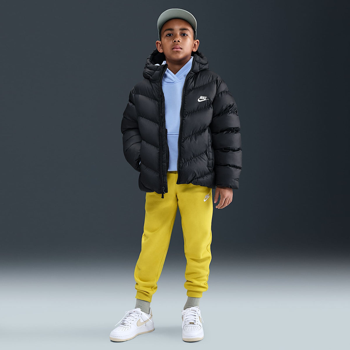 Chamarra acolchada Therma-FIT holgada para niños talla grande Nike Sportswear All Day Play – Negro/Blanco – vista 7
