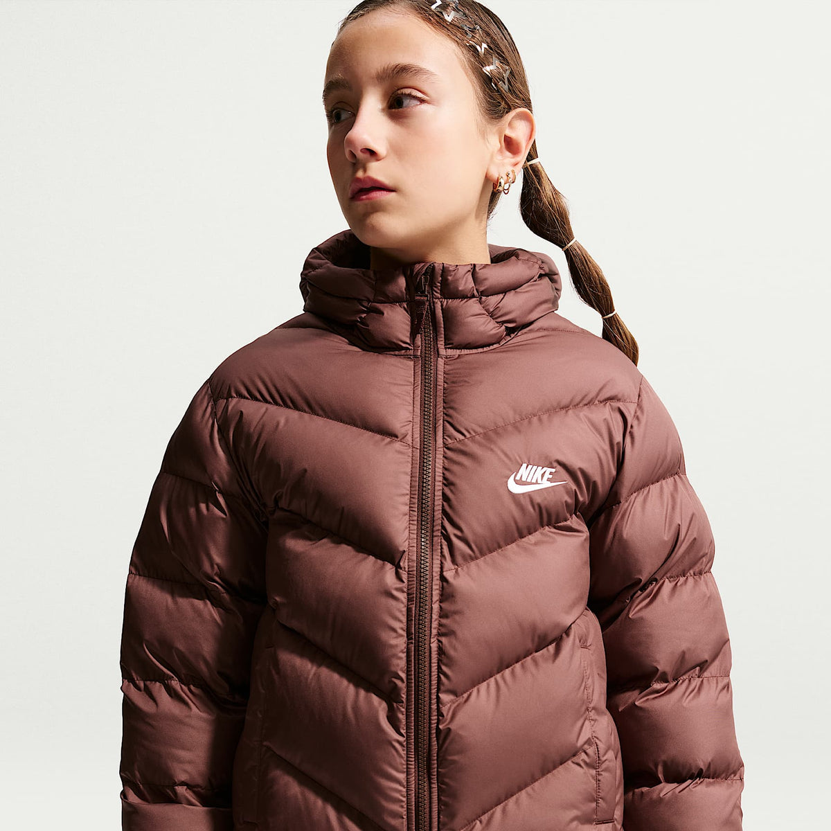 Chamarra acolchada Therma-FIT holgada para niños talla grande Nike Sportswear All Day Play – Dátil místico/Blanco – vista 2