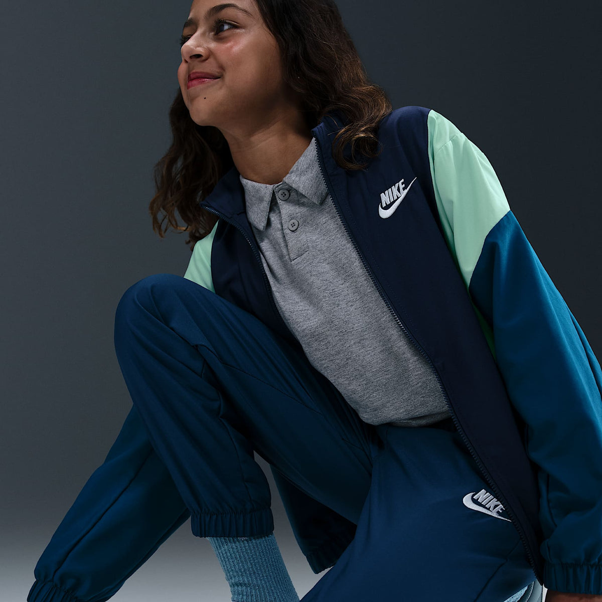 Conjunto deportivo de tejido Woven para niño talla grande Nike Sportswear – Azul fuerza/Azul marino medianoche/Espuma menta/Blanco – vista 5