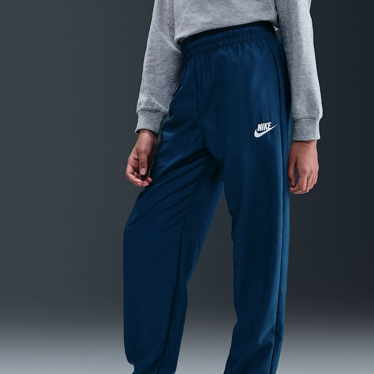 Conjunto deportivo de tejido Woven para niño talla grande Nike Sportswear – Azul fuerza/Azul marino medianoche/Espuma menta/Blanco – vista 4