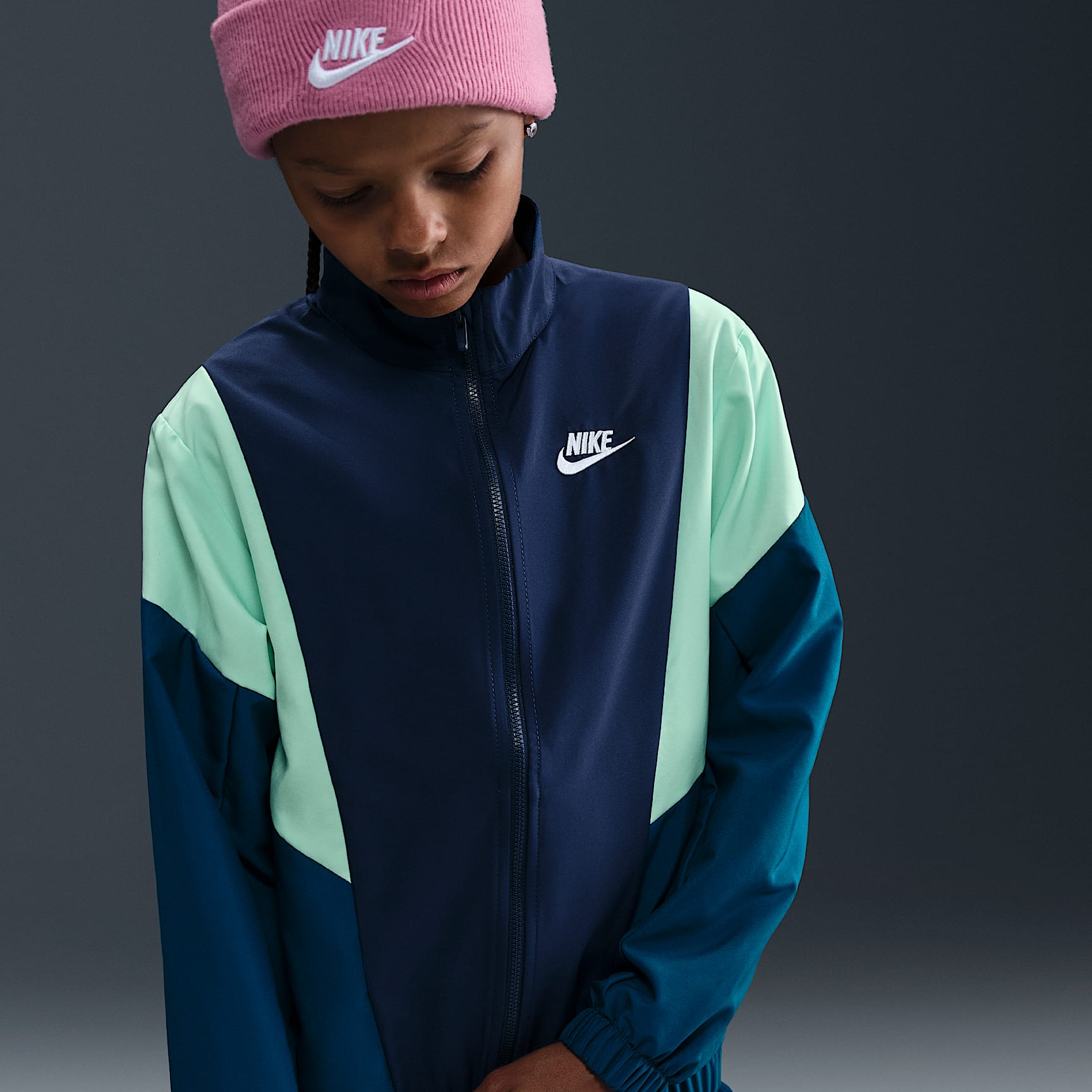 Conjunto deportivo de tejido Woven para niño talla grande Nike Sportswear – Azul fuerza/Azul marino medianoche/Espuma menta/Blanco – vista 2