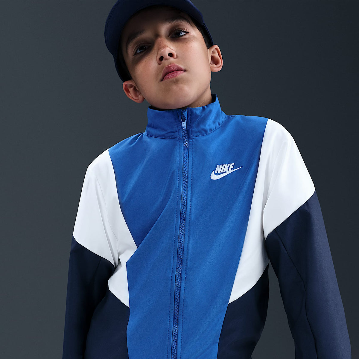 Conjunto deportivo de tejido Woven para niño talla grande Nike Sportswear – Azul marino medianoche/Royal juego/Blanco/Blanco – vista 2