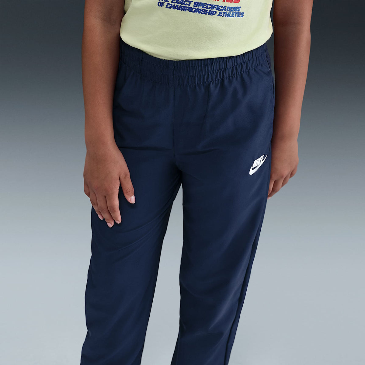Conjunto deportivo de tejido Woven para niño talla grande Nike Sportswear – Azul marino medianoche/Royal juego/Blanco/Blanco – vista 4