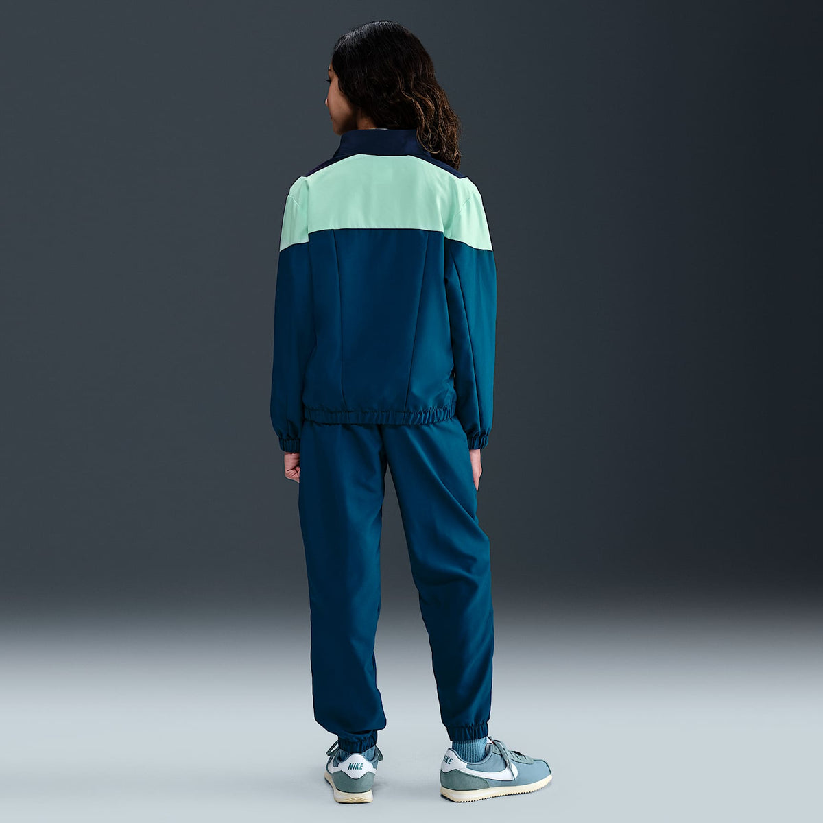 Conjunto deportivo de tejido Woven para niño talla grande Nike Sportswear – Azul fuerza/Azul marino medianoche/Espuma menta/Blanco – vista 7