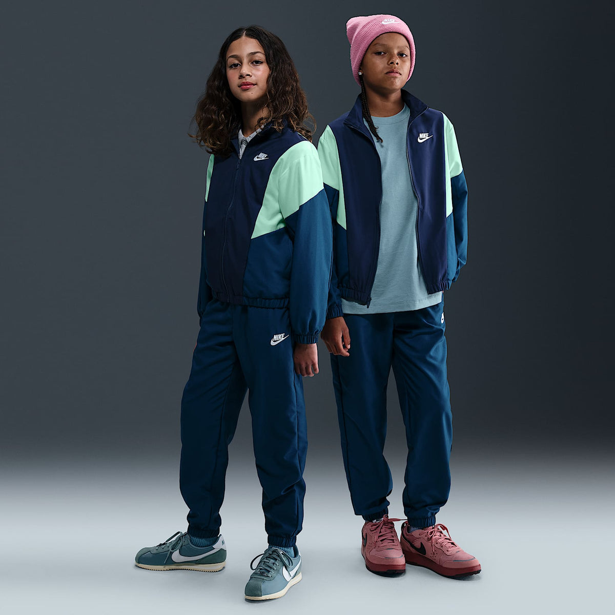 Conjunto deportivo de tejido Woven para niño talla grande Nike Sportswear – Azul fuerza/Azul marino medianoche/Espuma menta/Blanco – vista 1