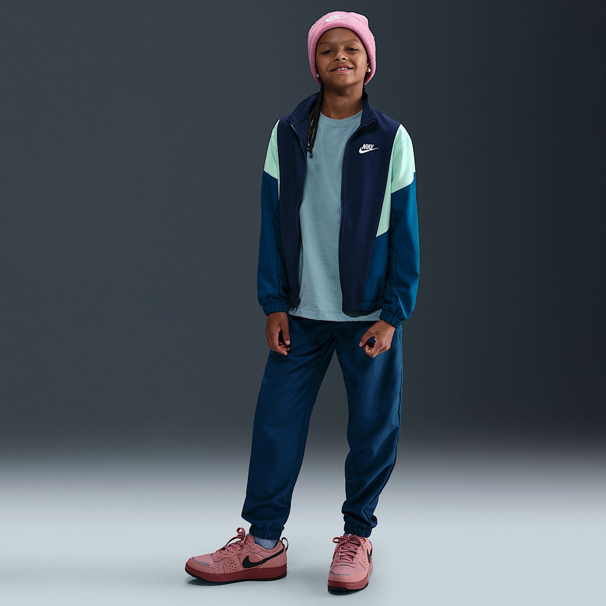 Conjunto deportivo de tejido Woven para niño talla grande Nike Sportswear – Azul fuerza/Azul marino medianoche/Espuma menta/Blanco – vista 6