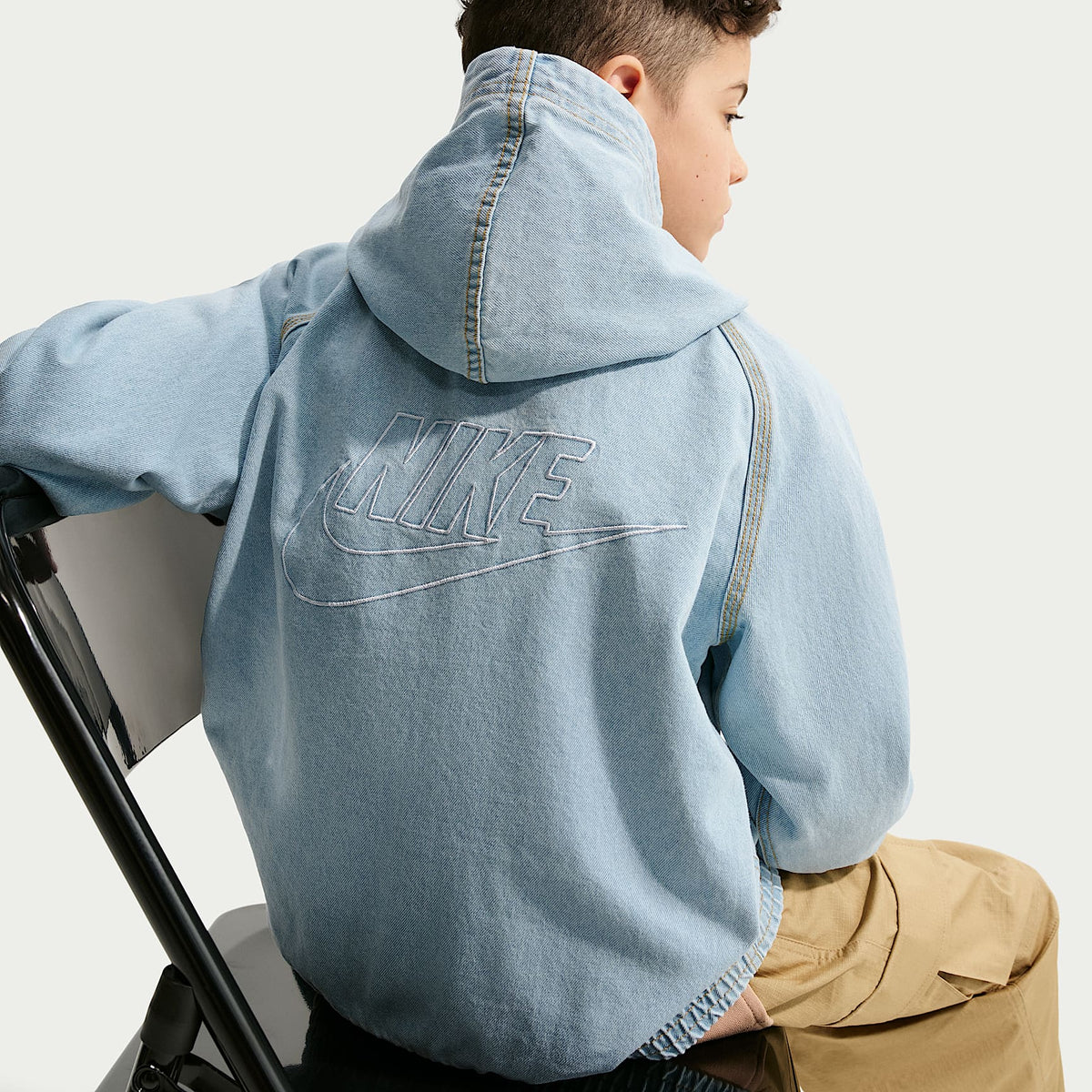 Chamarra de denim con gorro de cierre completo para niños talla grande Nike Sportswear Collection – Azul militar claro/Azul militar claro/Trigo/Azul militar claro – vista 5