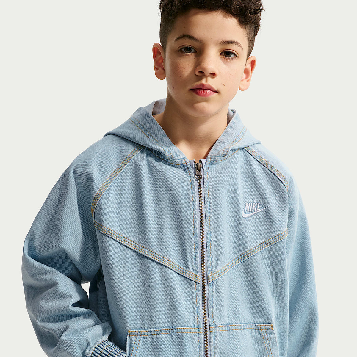 Chamarra de denim con gorro de cierre completo para niños talla grande Nike Sportswear Collection – Azul militar claro/Azul militar claro/Trigo/Azul militar claro – vista 3