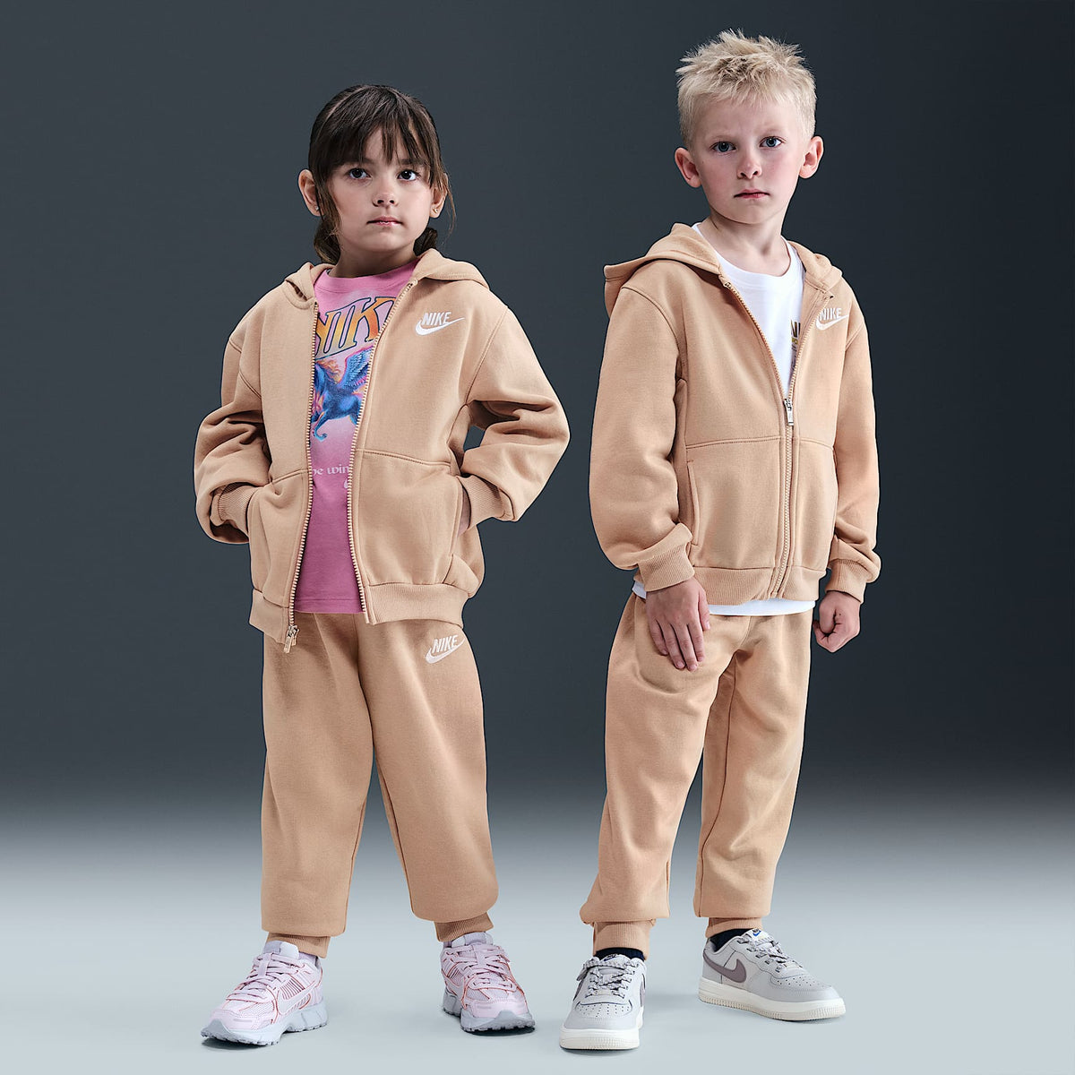 Conjunto de 2 piezas Club de cierre completo para niños talla pequeña Nike – Cáñamo – vista 1