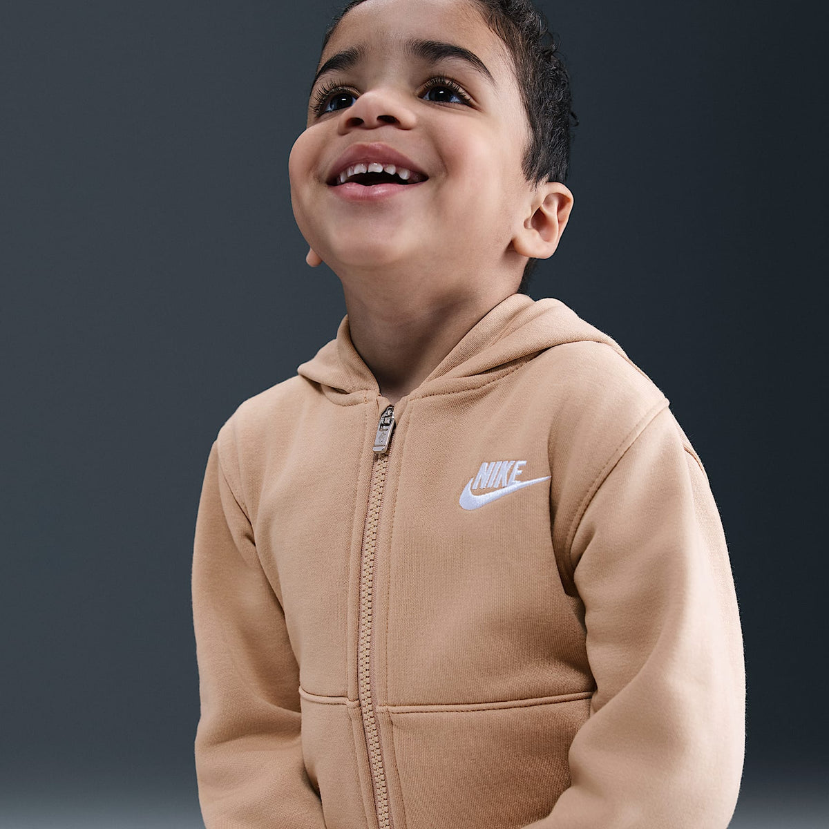 Conjunto de dos piezas Club con cierre completo para bebé (12 a 24 meses) Nike – Cáñamo – vista 2