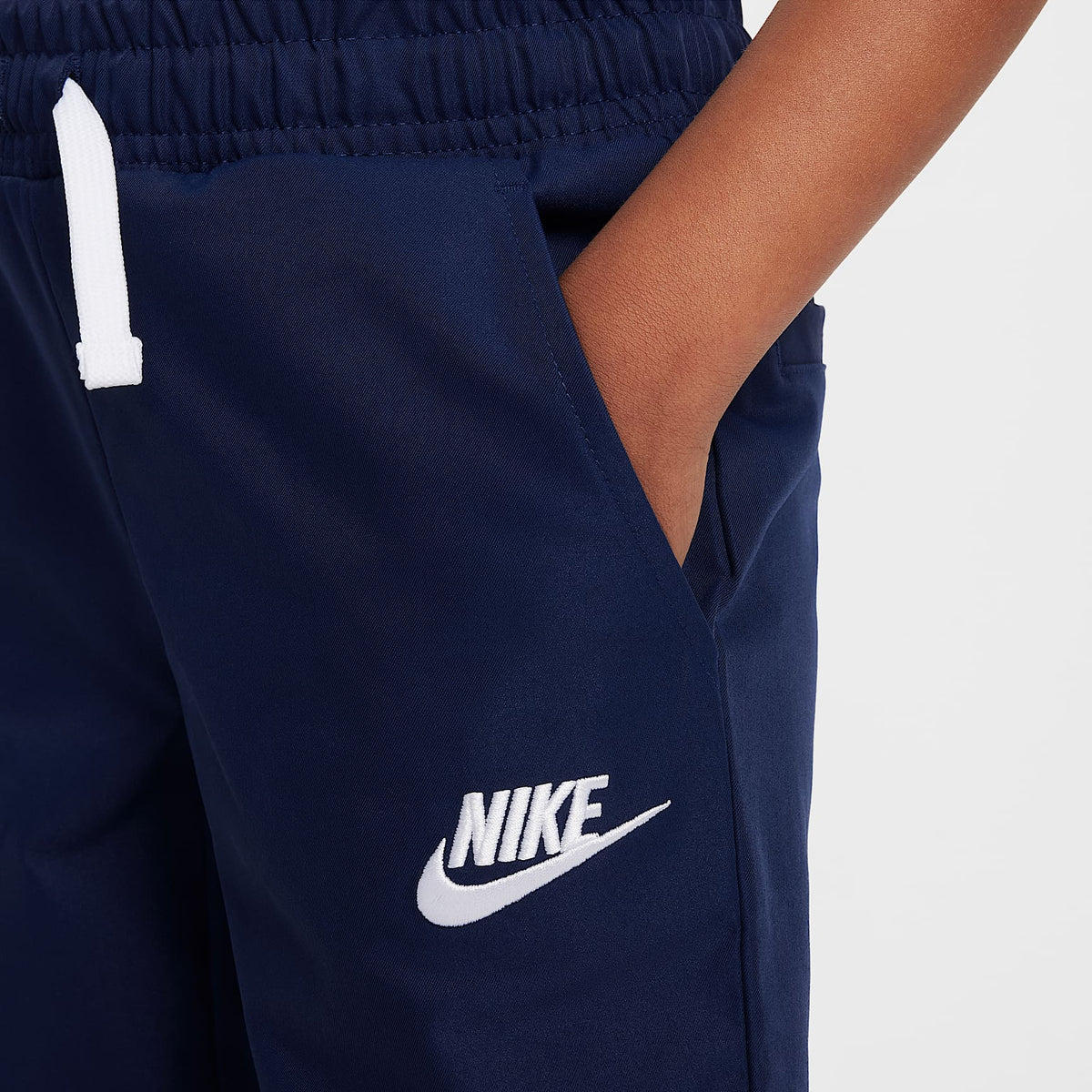 Pants de tejido Woven Dri-FIT para niños talla pequeña Nike – Azul marino medianoche – vista 4