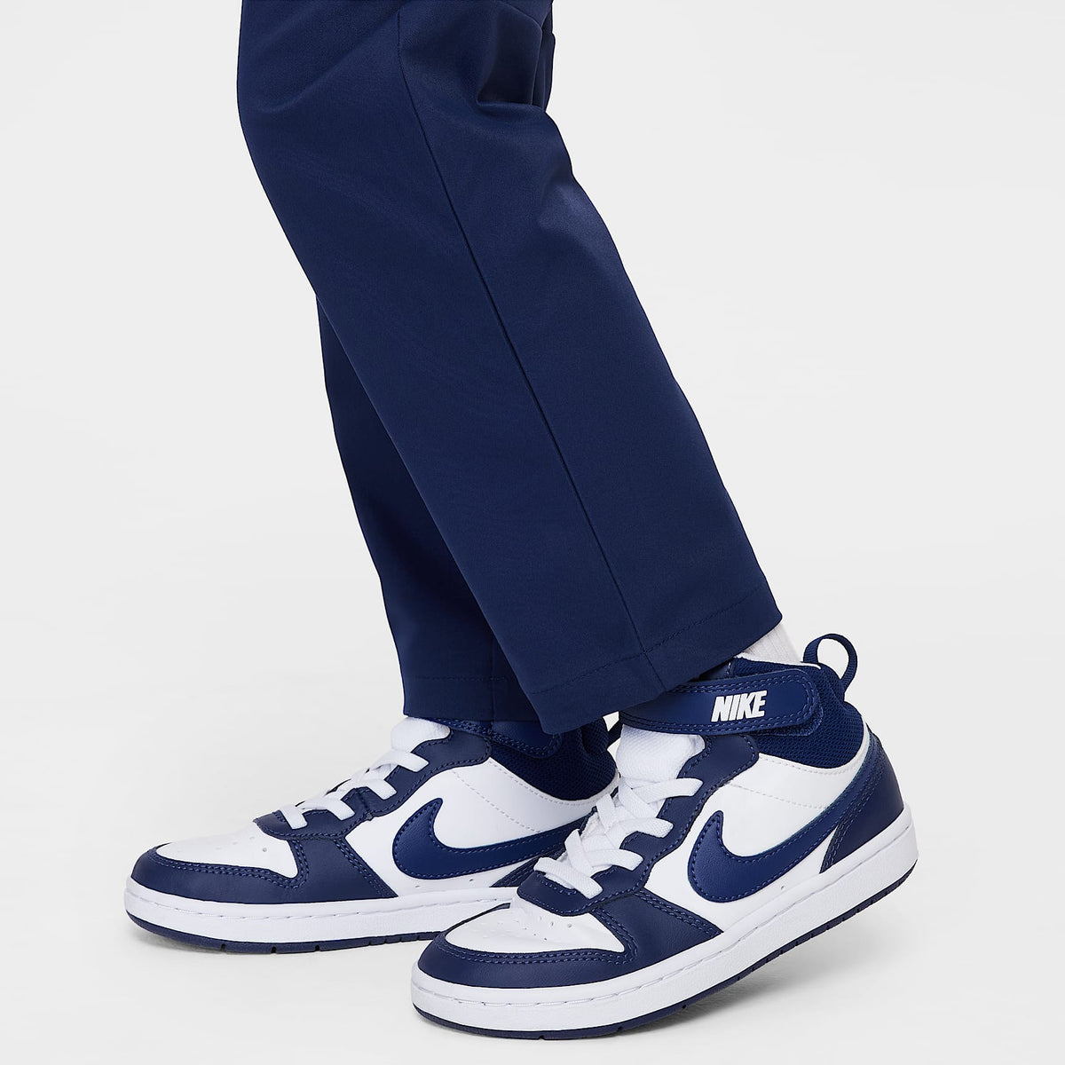Pants de tejido Woven Dri-FIT para niños talla pequeña Nike – Azul marino medianoche – vista 6