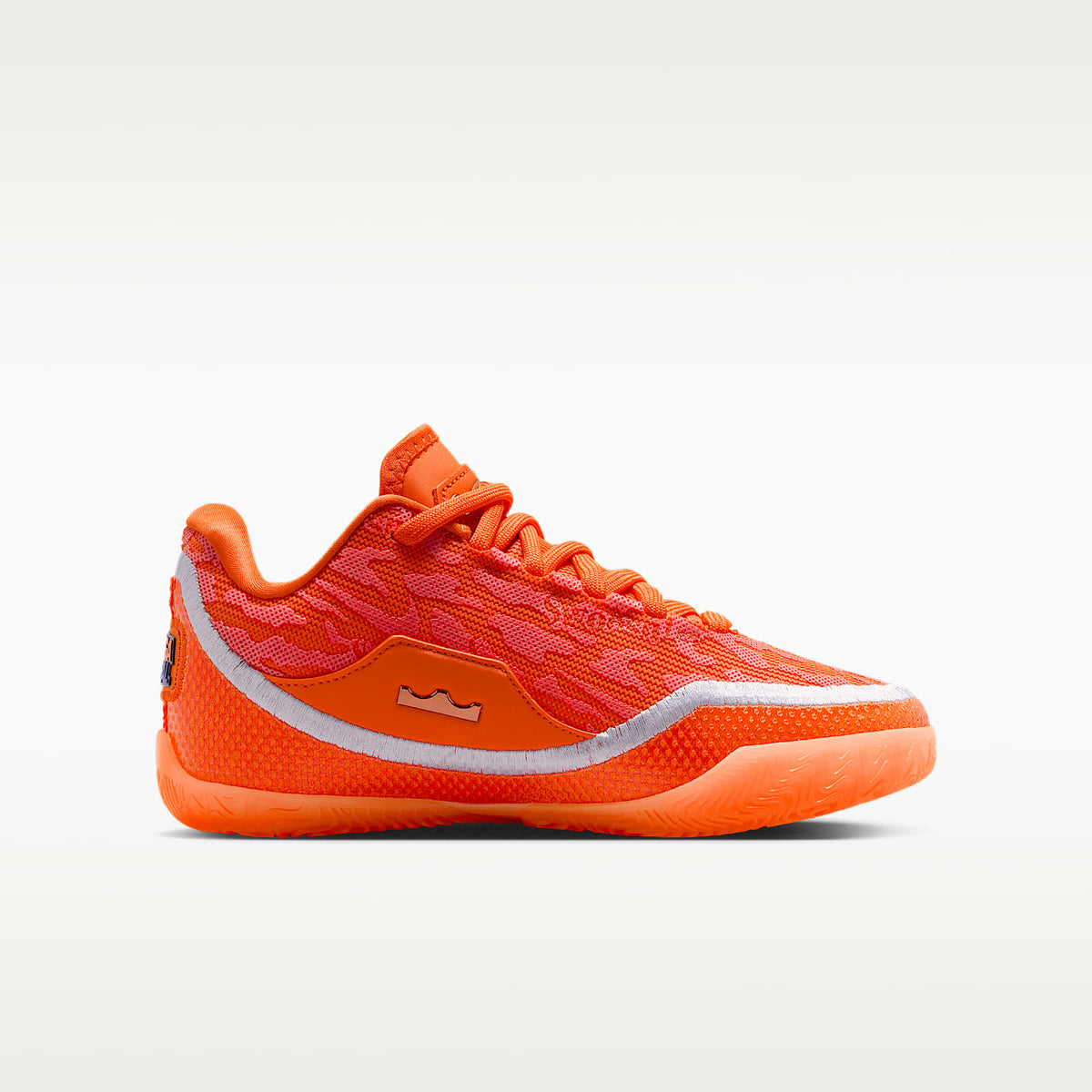 LeBron XXIII "Shoe Bag" – Naranja seguridad/Oro metalizado/Gris lobo – vista 3