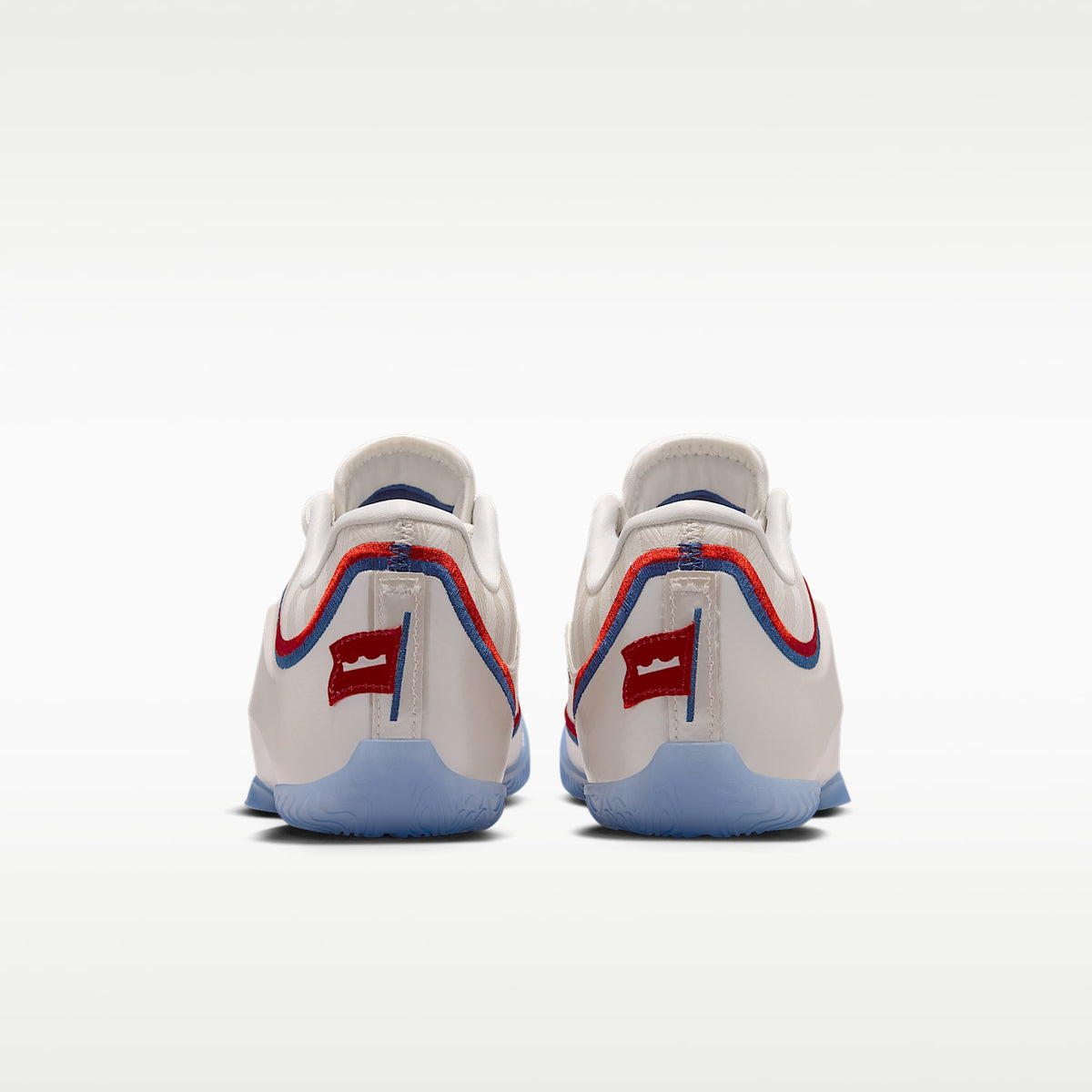 LeBron XXIII "Old Glory" – Marfil pálido/Rojo universitario/Azul marino medianoche/Oro metalizado – vista 6