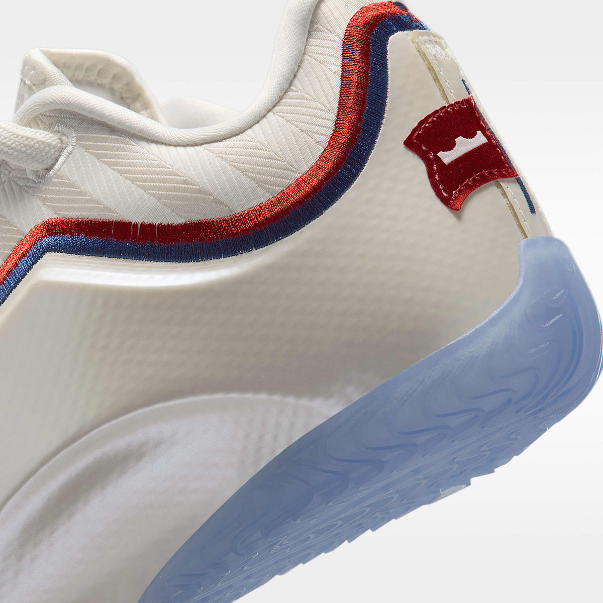 LeBron XXIII "Old Glory" – Marfil pálido/Rojo universitario/Azul marino medianoche/Oro metalizado – vista 8