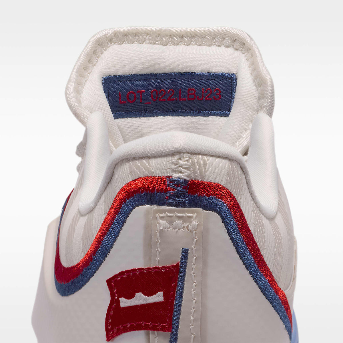 LeBron XXIII "Old Glory" – Marfil pálido/Rojo universitario/Azul marino medianoche/Oro metalizado – vista 9