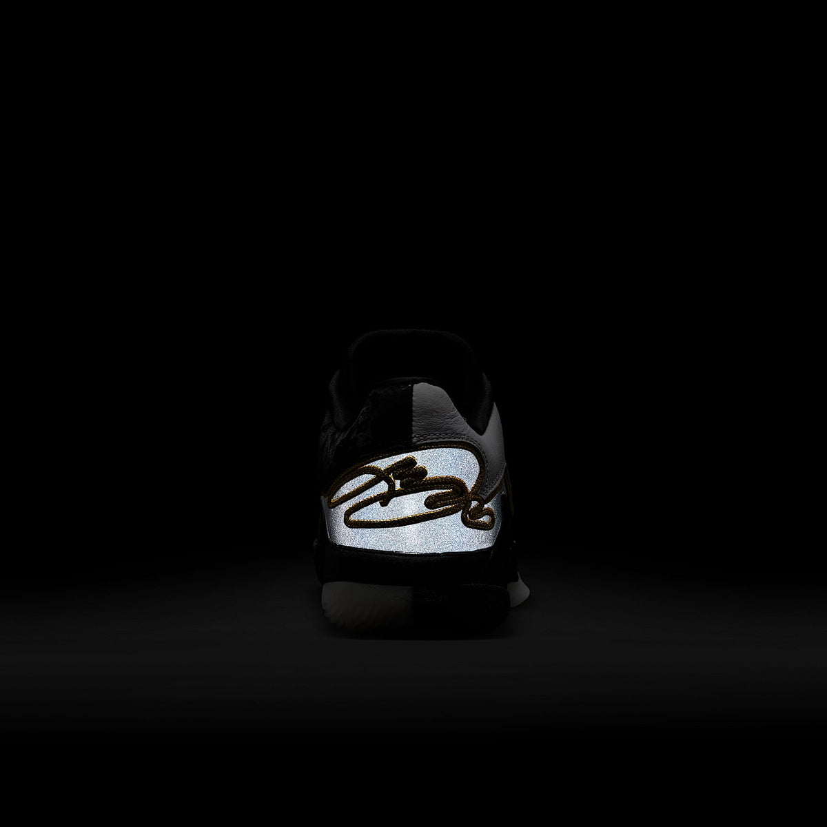 LeBron XXII Split – Blanco/Oro metalizado/Negro – vista 10
