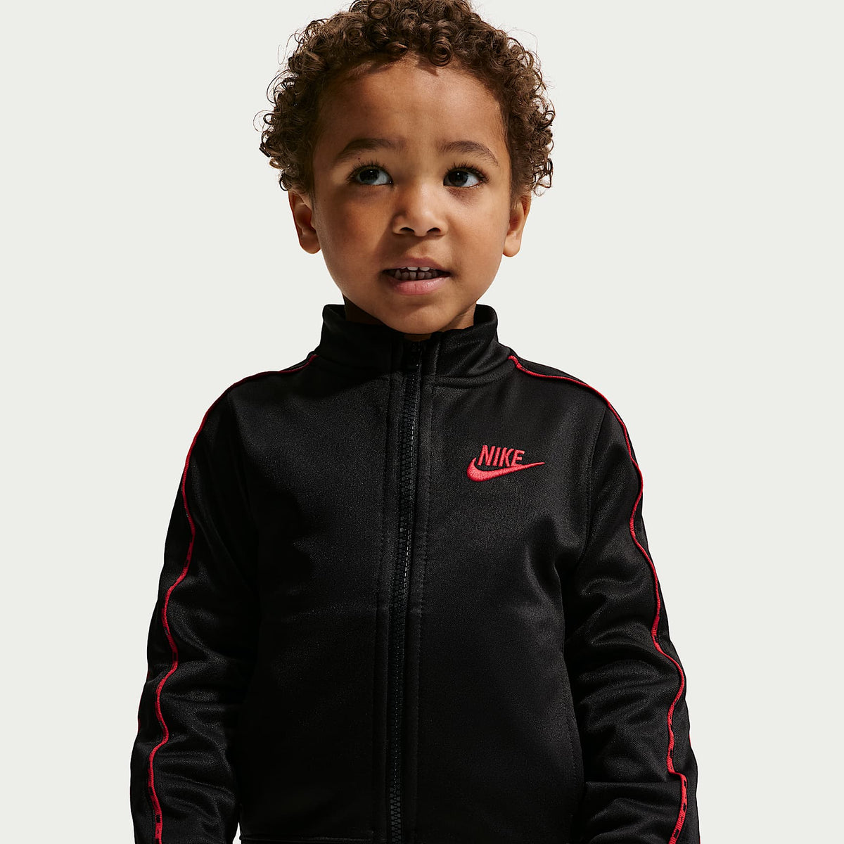 Conjunto infantil de 2 piezas Dri-FIT con ribetes y cierre completo Nike Propus Lifestyle – Negro – vista 2